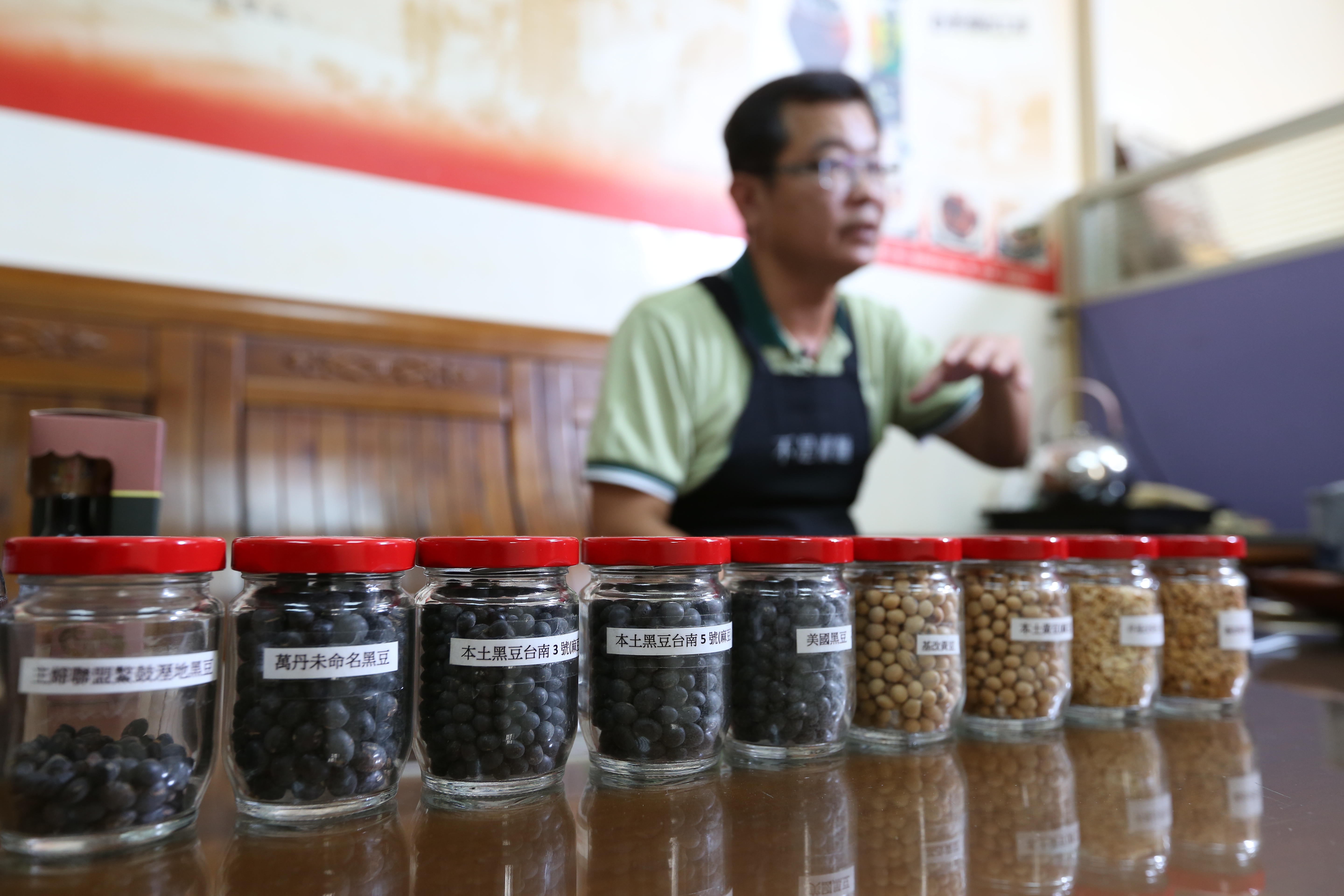 鄭惠民近年四處替主婦聯盟的社員上課，教導社員如何分辨醬油的好壞。