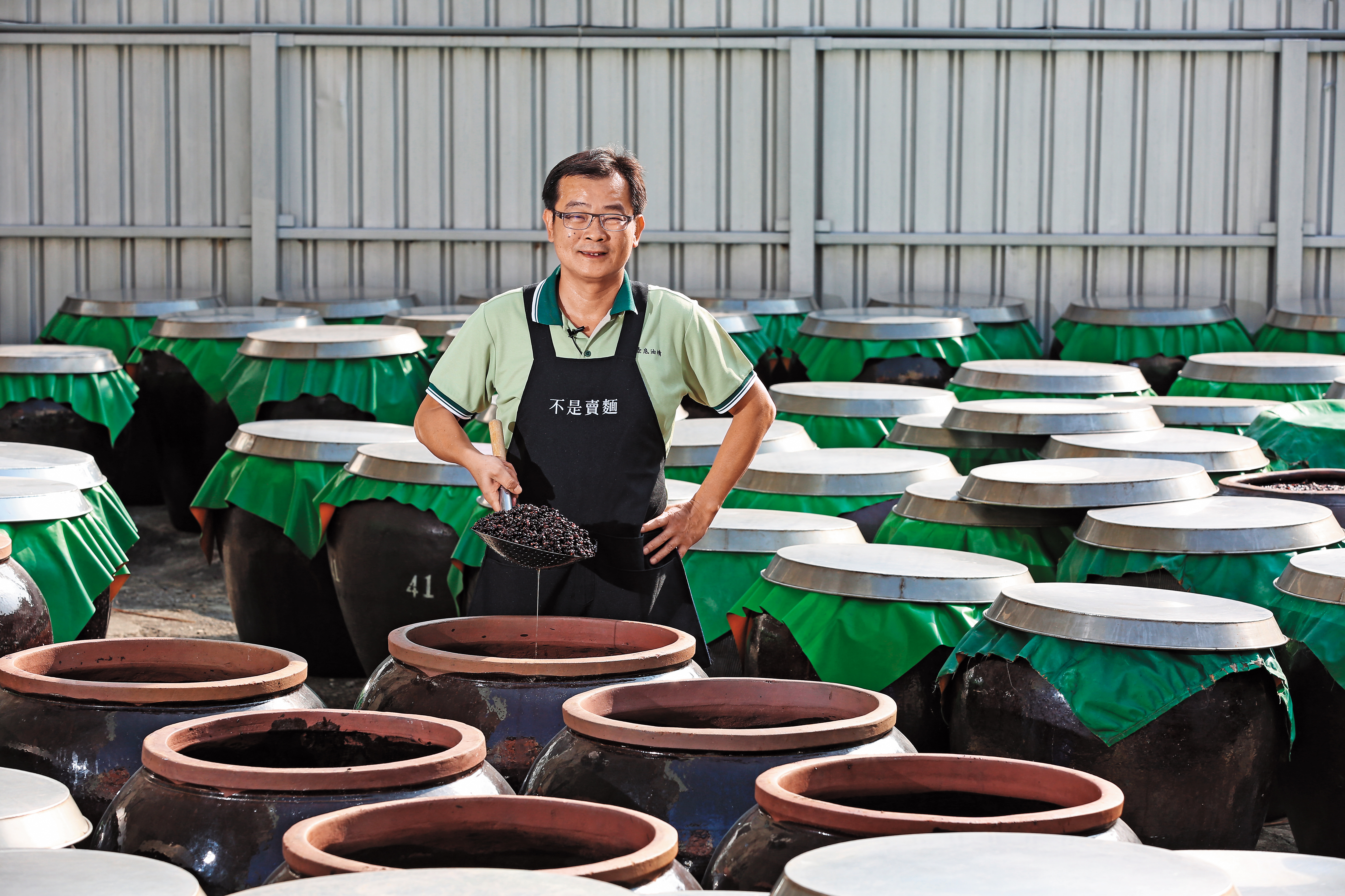 有55年歷史的民生食品廠，創辦人鄭神江之子鄭惠民（圖），每年會推廣免費的平安麵，還為了避免外界誤以為民生是賣麵的，特地將「不是賣麵」4字繡在圍裙上。