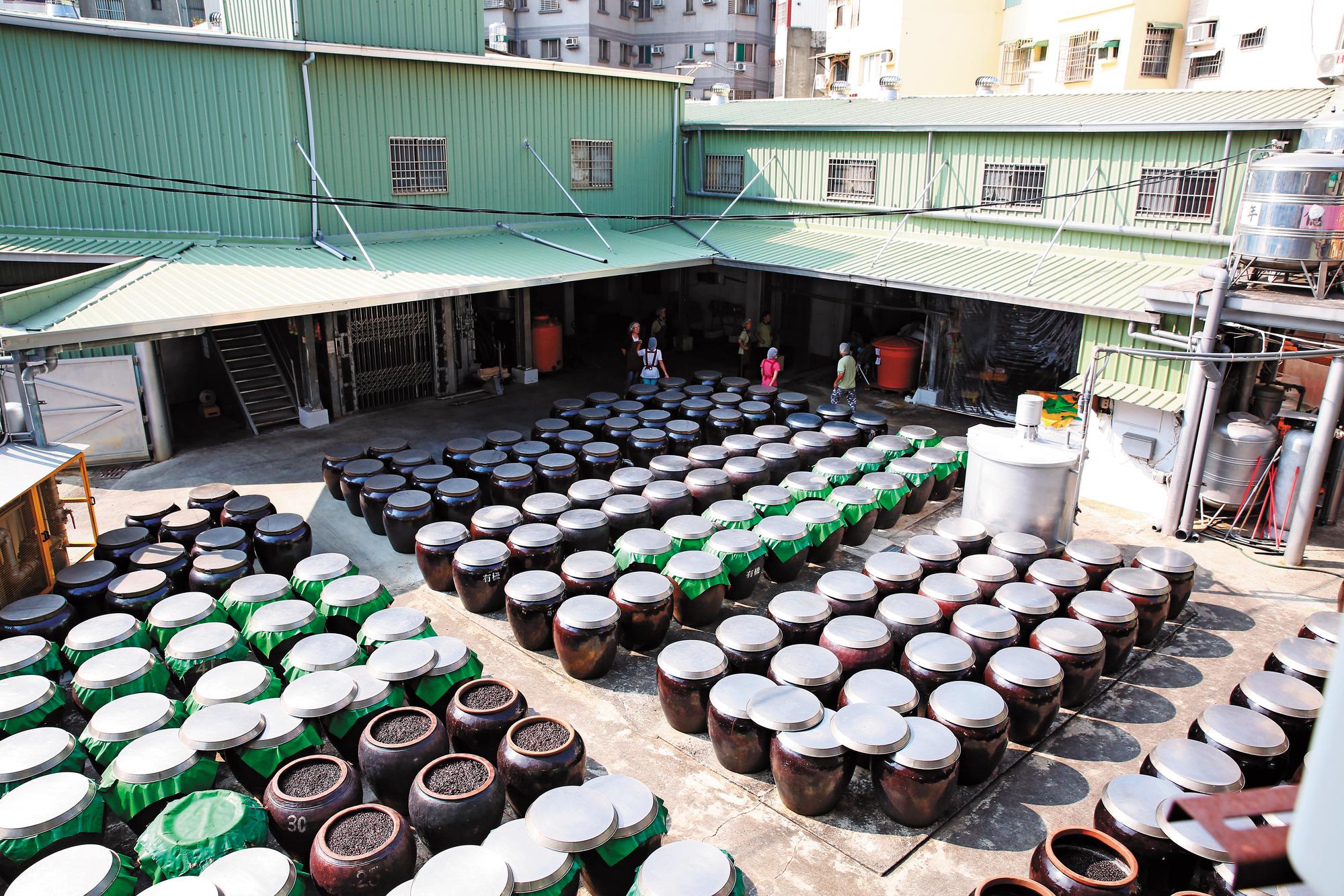 民生食品廠內的甕缸不過300多個，規模小於一般醬油工廠。