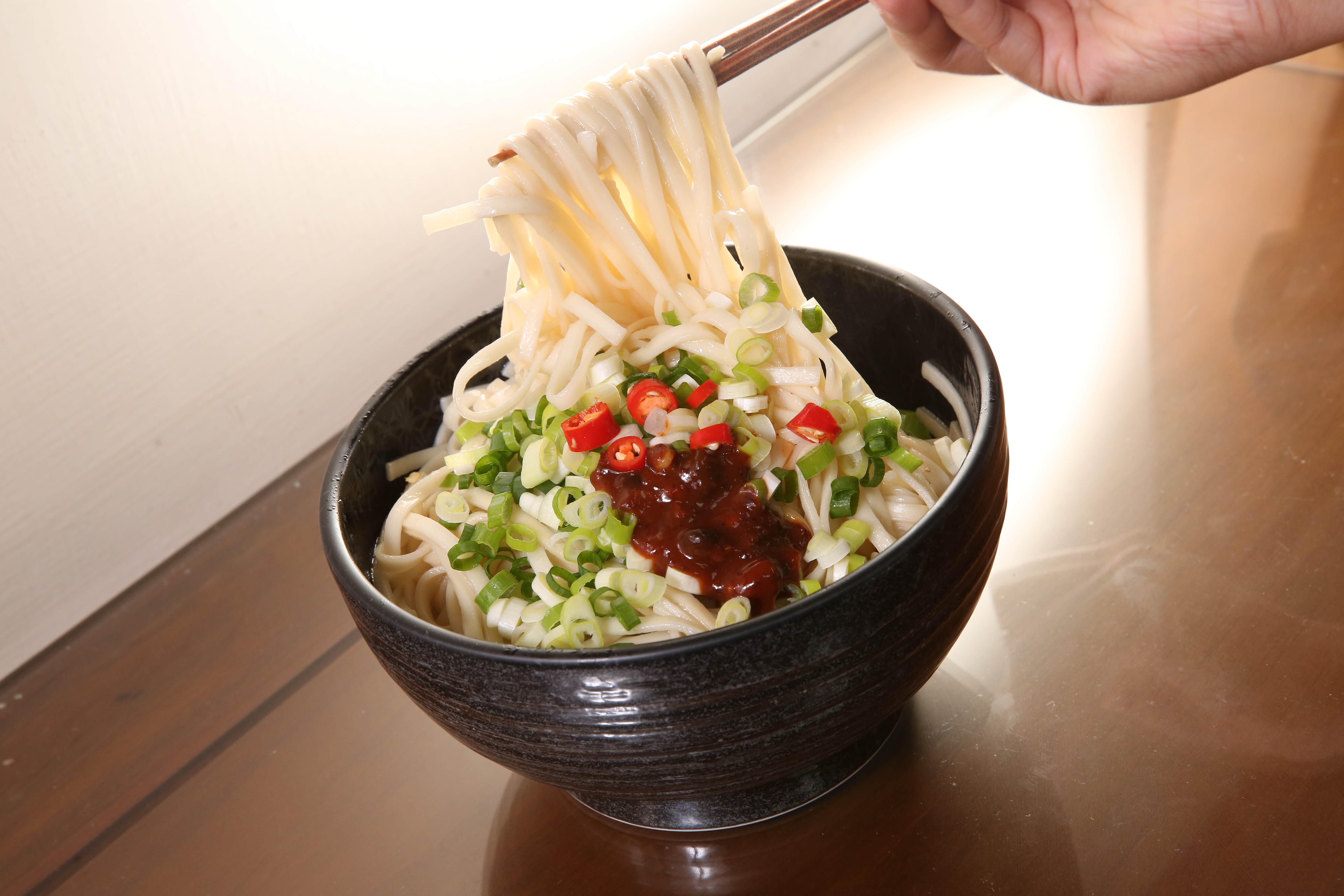 鄭惠民說，白水煮麵拌醬油看似簡單，其實想要好吃還是有訣竅。