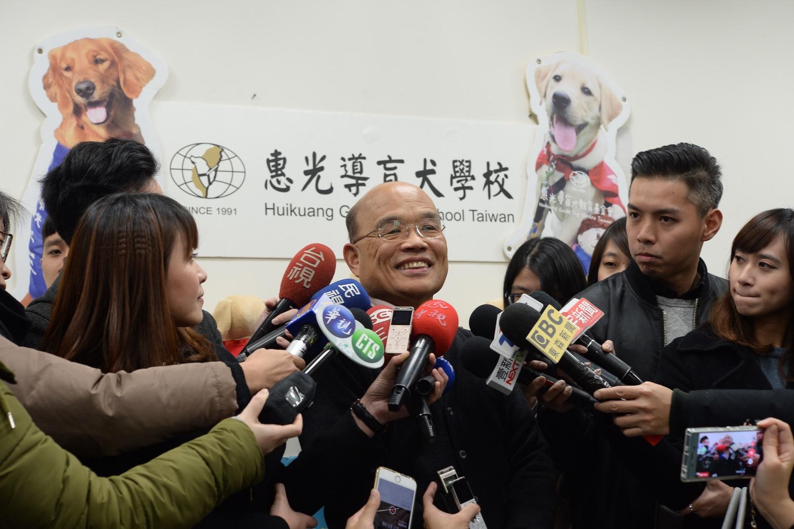前行政院長蘇貞昌今到惠光導盲犬學校參訪並接受媒體訪問。(蘇貞昌團隊提供)