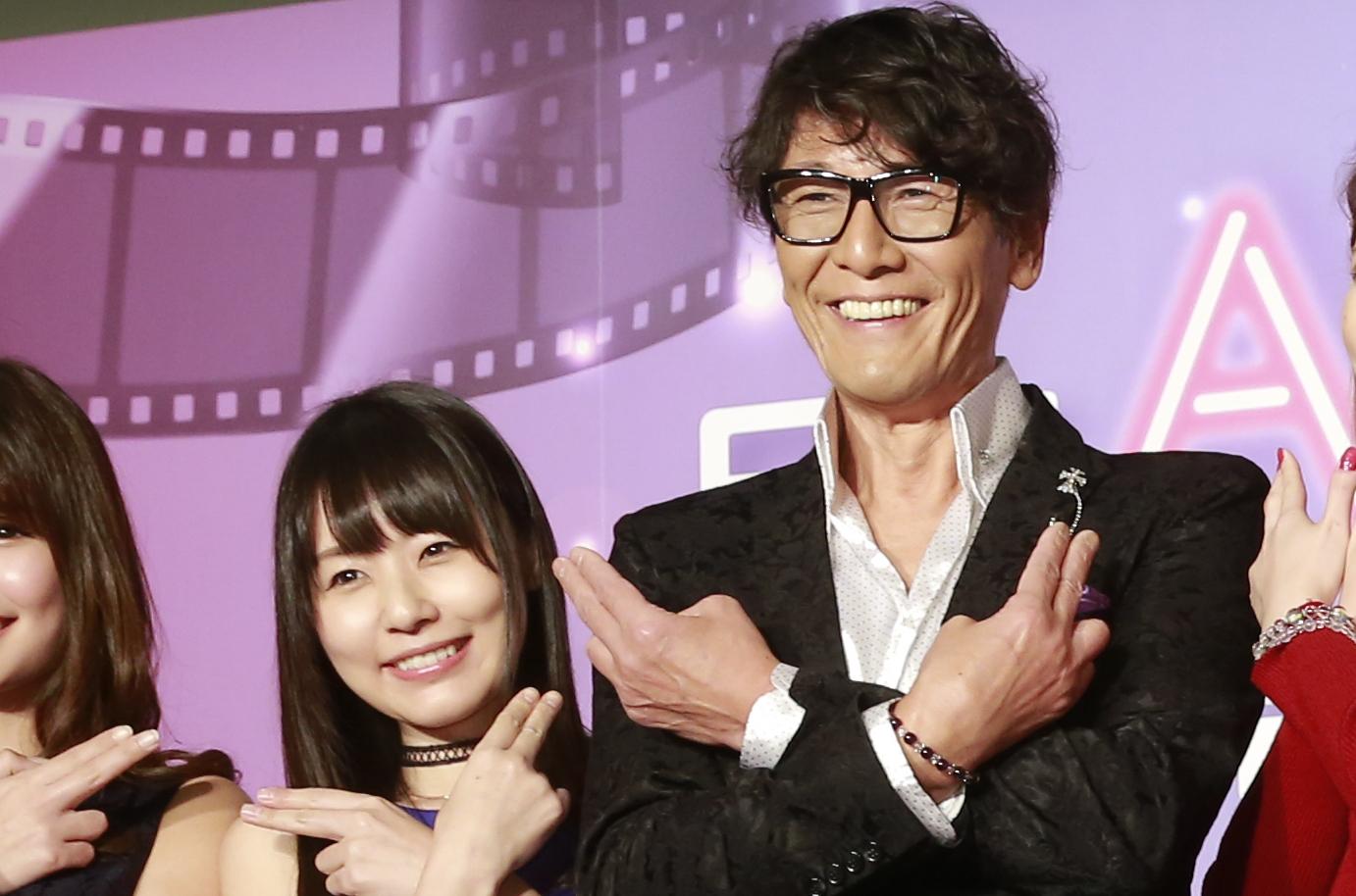 「神之手」加藤鷹攜8位日本女優為他代言的AVH平台站台,一起比出招牌手勢。