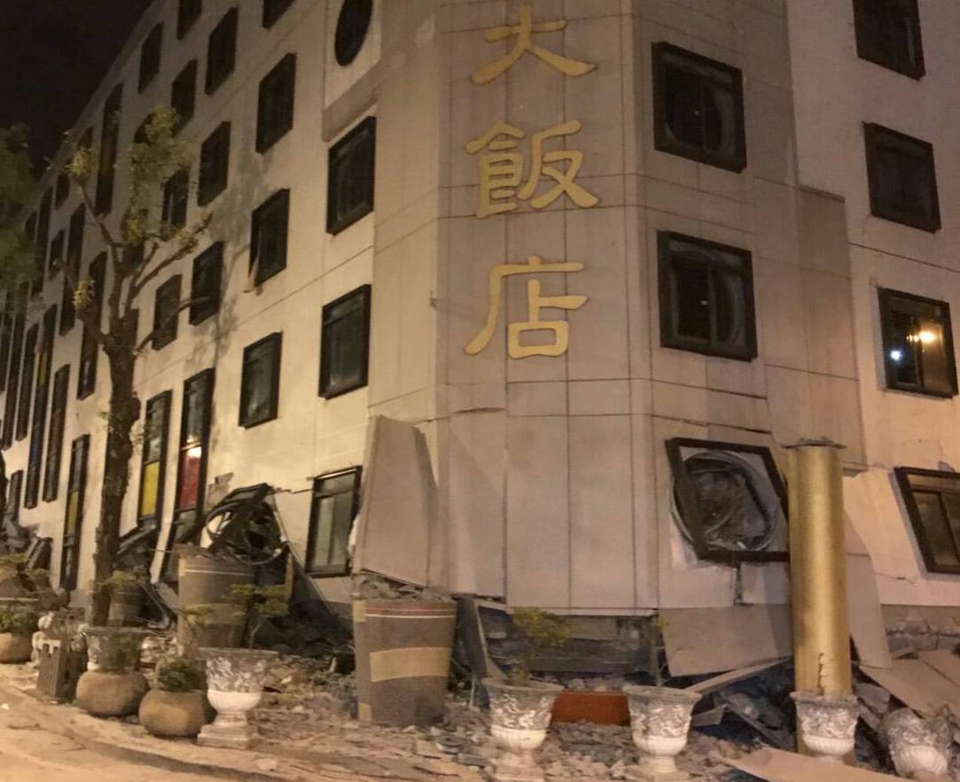 花蓮統帥飯店受強震侵襲倒塌傾斜，1名男性員工陳明輝已成功獲救。