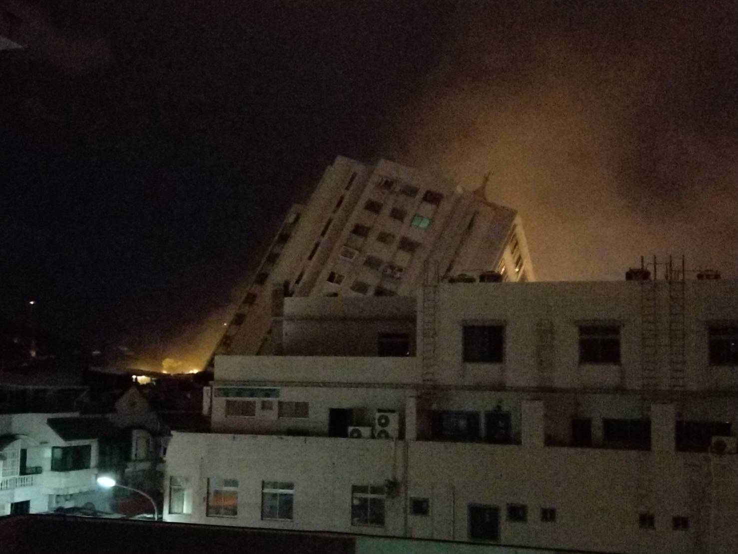 統帥飯店倒塌。（翻攝自網路）