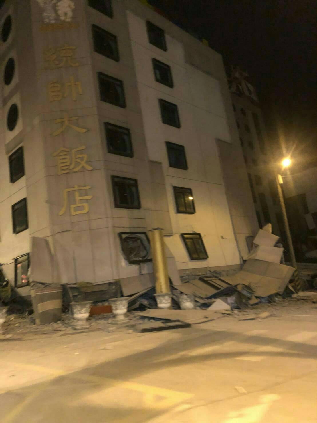花蓮統帥飯店倒塌。(翻攝自網路)