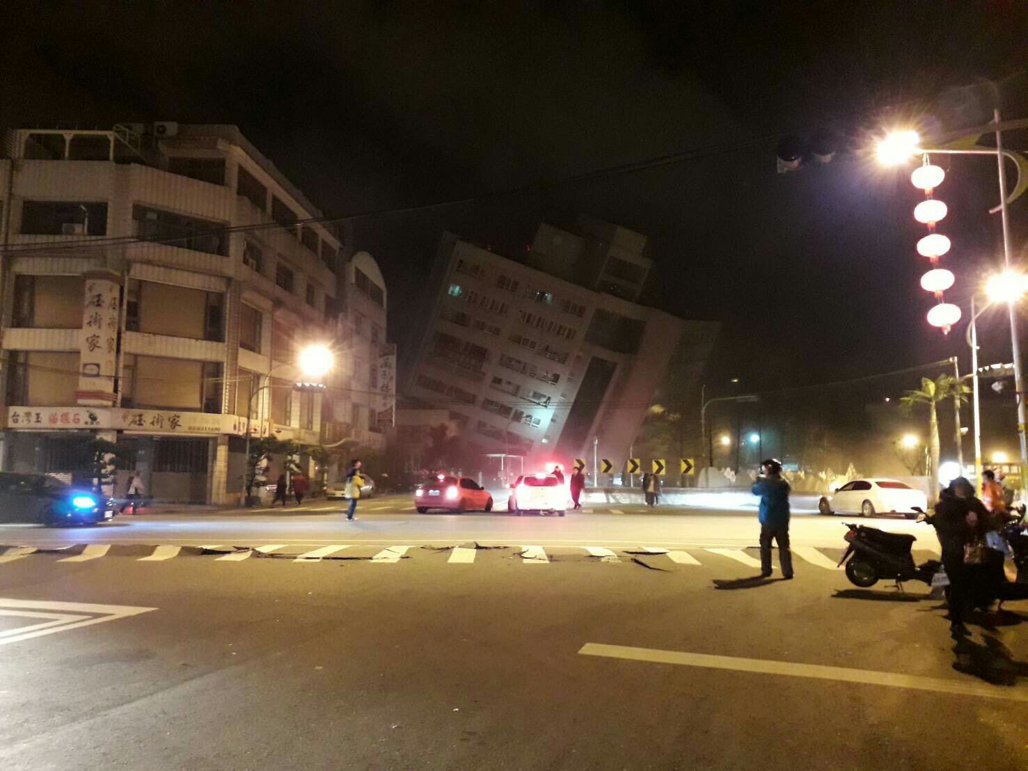 花蓮發生規模6.0地震，花蓮市區內已經有建築物倒塌。（翻攝網路）