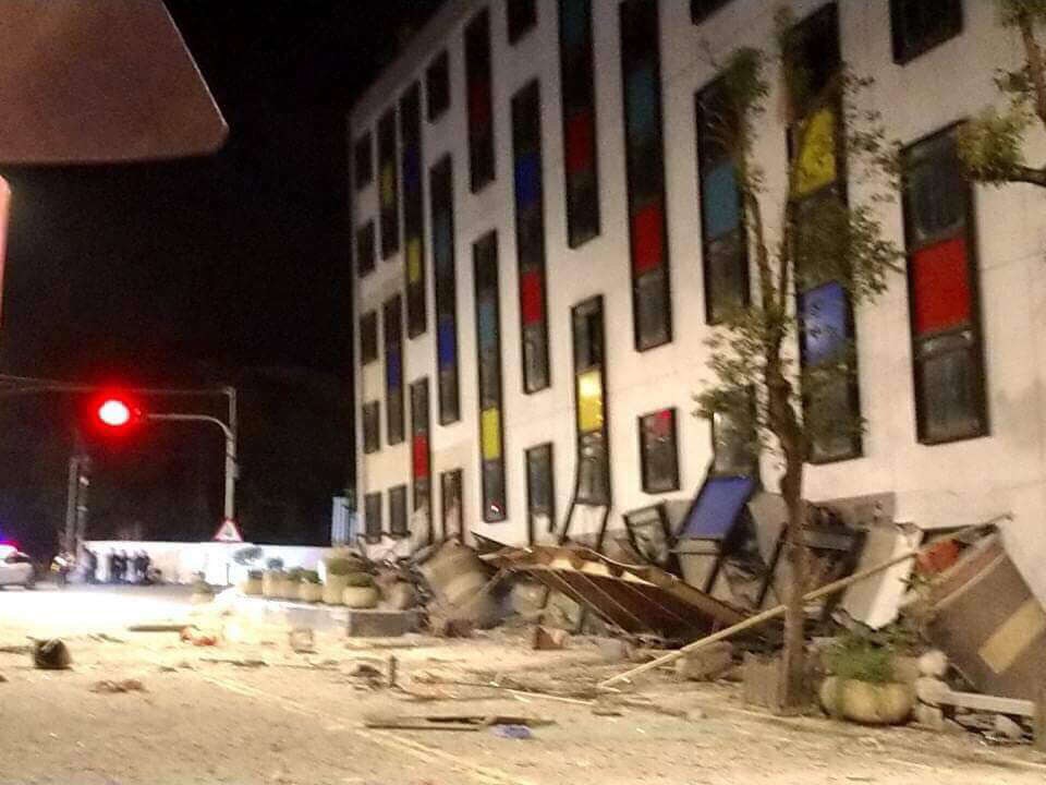 花蓮統帥飯店受強震侵襲而倒塌傾斜，飯店二樓變成一樓。