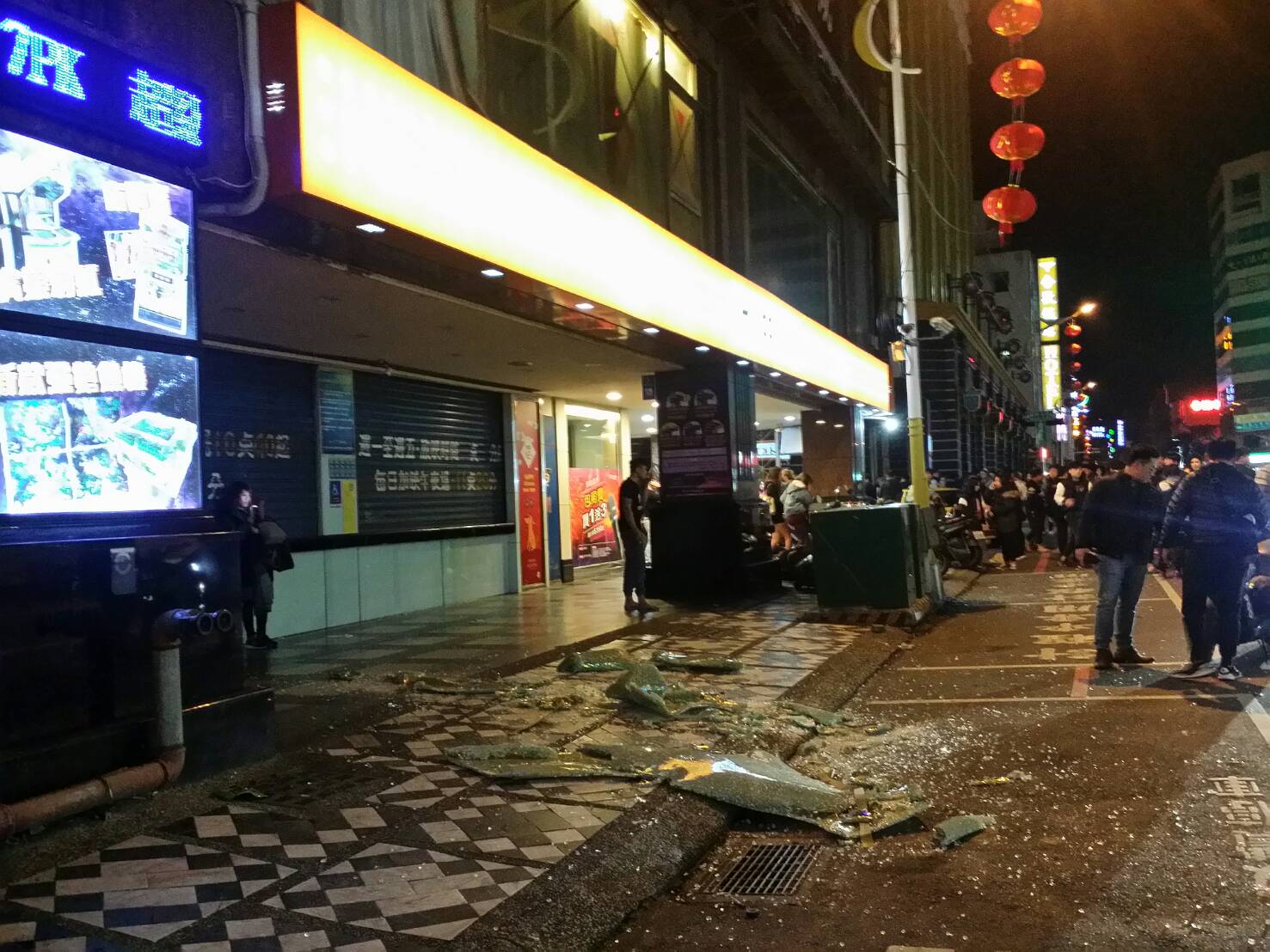 深夜強震造成花蓮災情慘重，街道一片狼籍。（翻攝自網路）