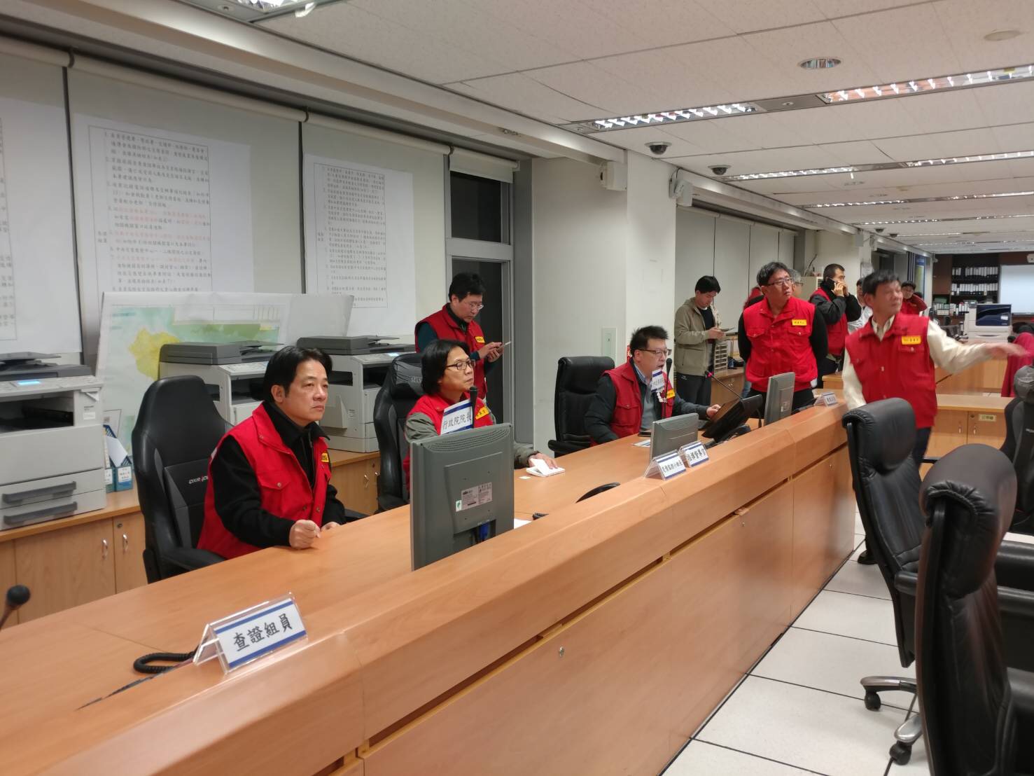 行政院長賴清德接獲地震通報後,隨即趕往災害應變中心指揮調度。(行政院提供)