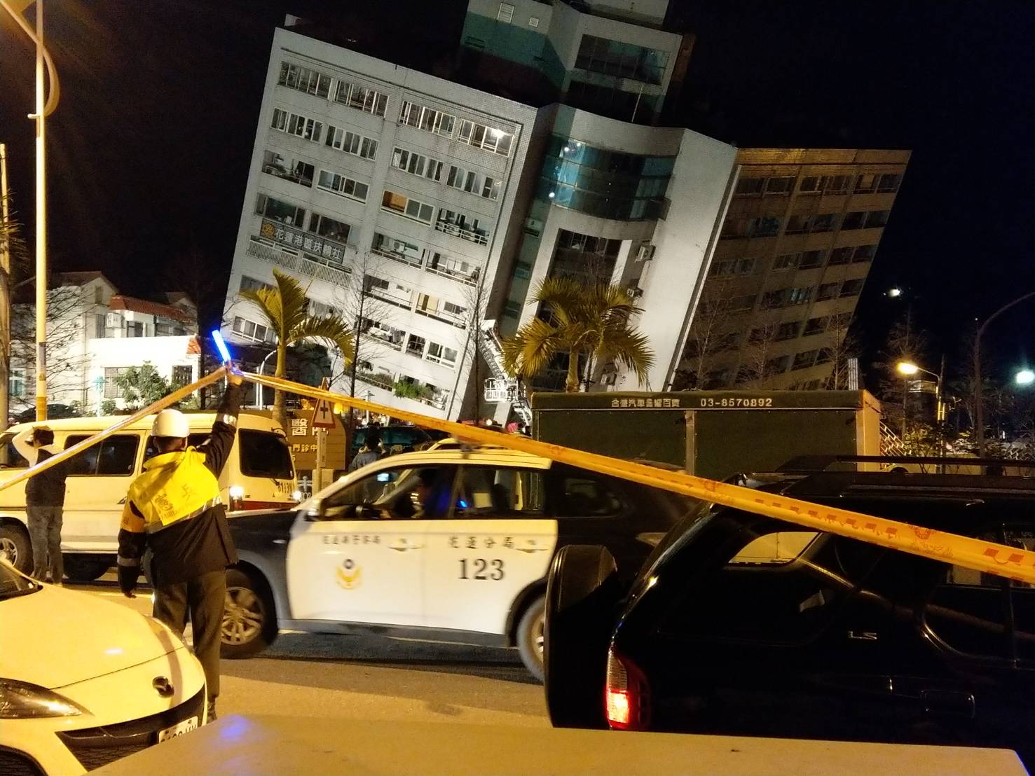 6日深夜的地震，震倒花蓮市區統帥飯店，圖為警消在現場拉起封鎖線。（讀者提供）