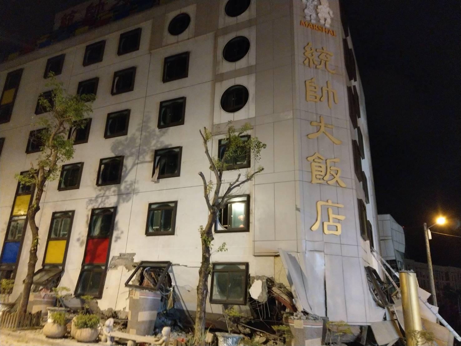 花蓮市區的統帥飯店倒塌，還有兩名工作人員可 能受困在一樓，救援人員仍在全力搜救中。（讀者提供）