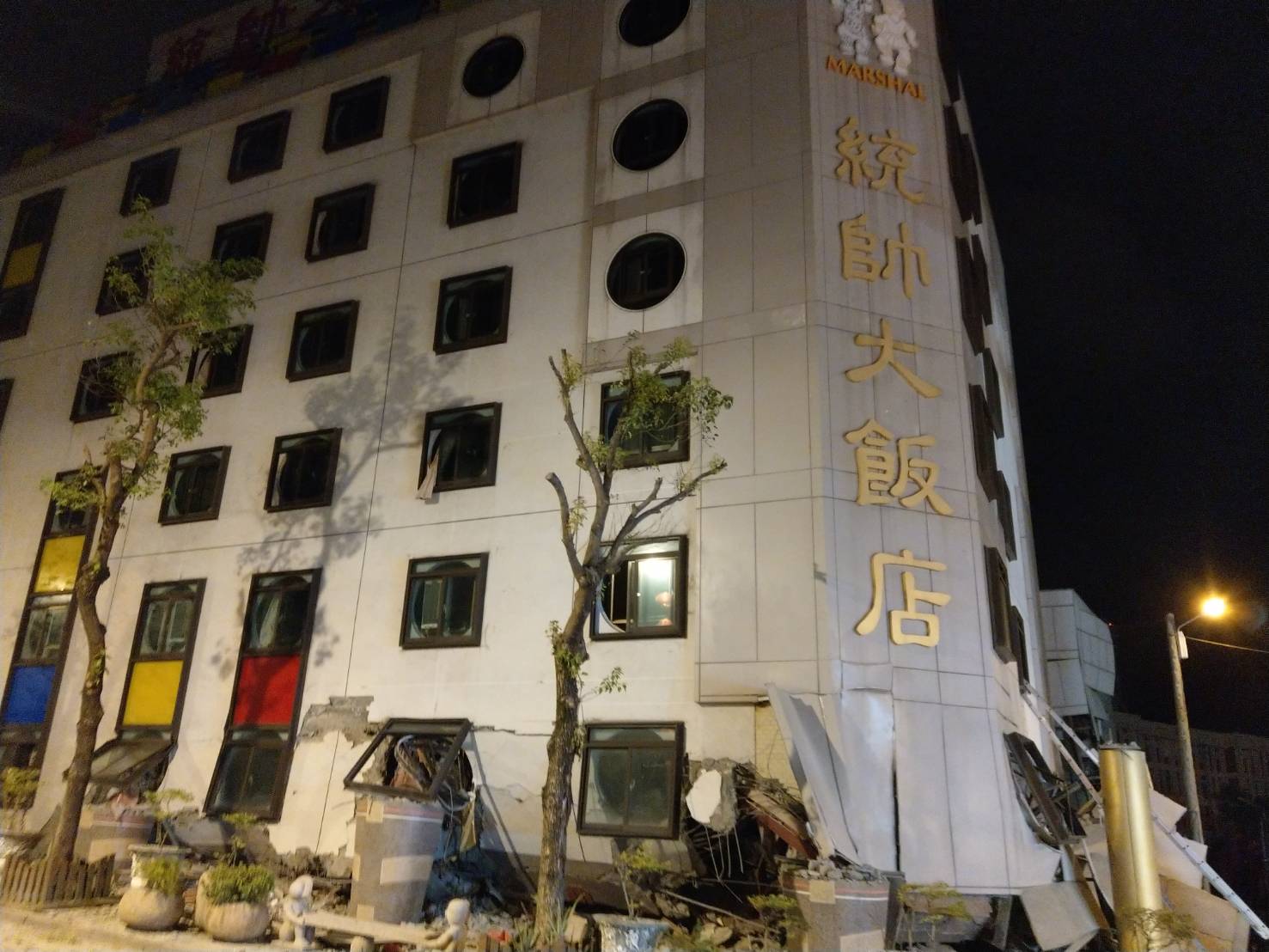 花蓮市區的統帥飯店倒塌，還有兩名工作人員可 能受困在一樓，救援人員仍在全力搜救中。（讀者提供）