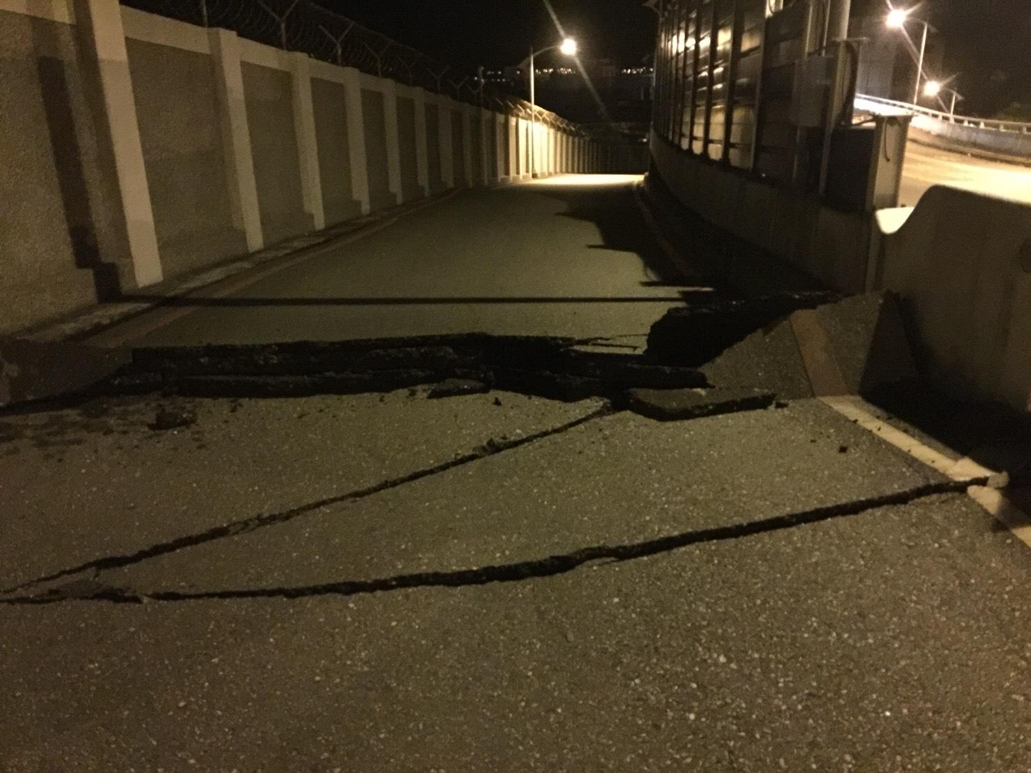 6日深夜的強震，造成花蓮市區道路毀壞，目前已知114人受傷，2人死亡。（民眾提供）