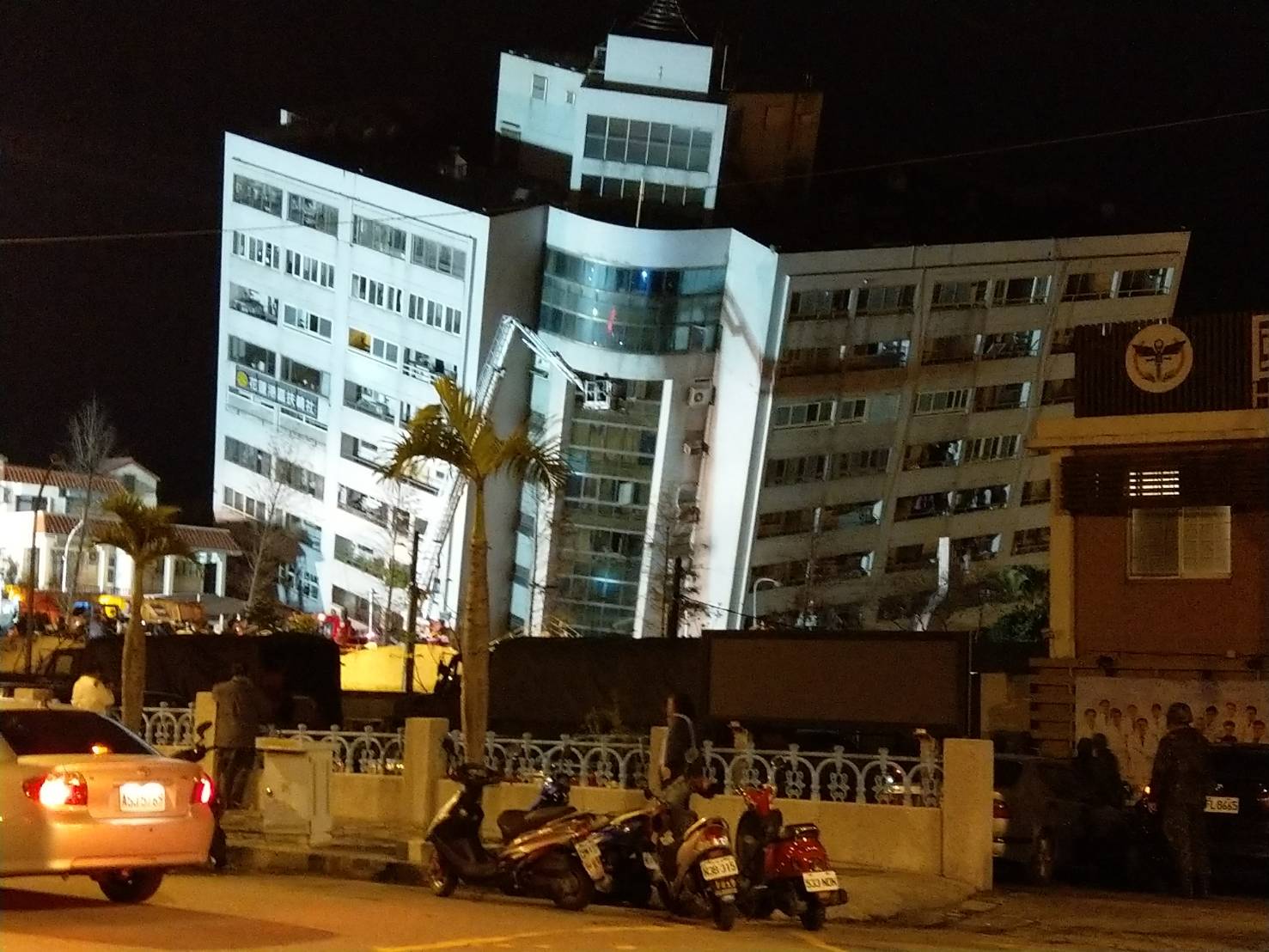 樓高12層的雲門翠堤大樓持續嚴重傾斜，增添人員逃生的變數。（民眾提供）