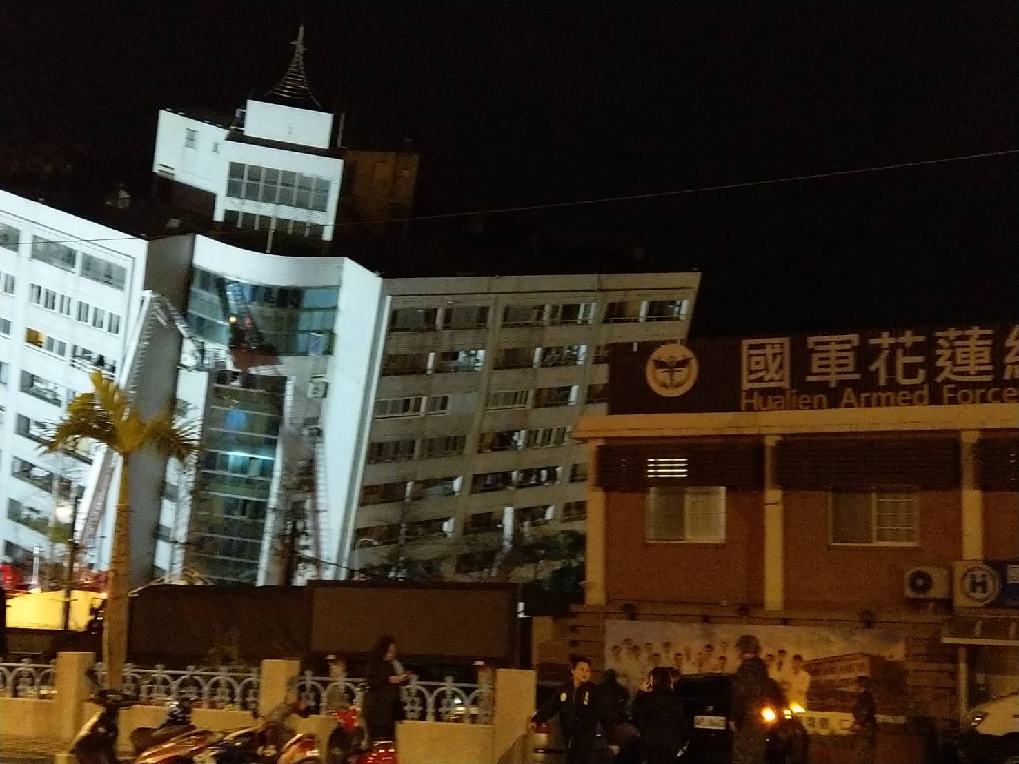 花蓮昨晚發生大地震後餘震不斷，目前仍有超過20人等待救援。（網友提供）