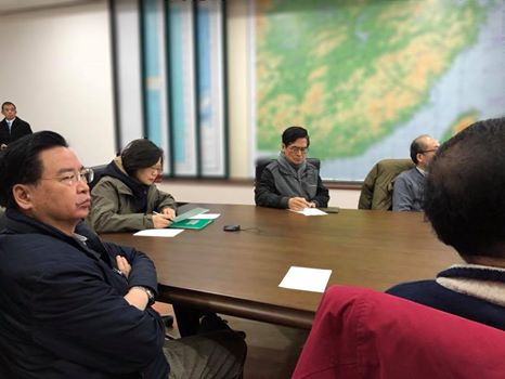 總統蔡英文搭乘今早專機趕往花蓮了解災情。（翻攝蔡英文臉書）