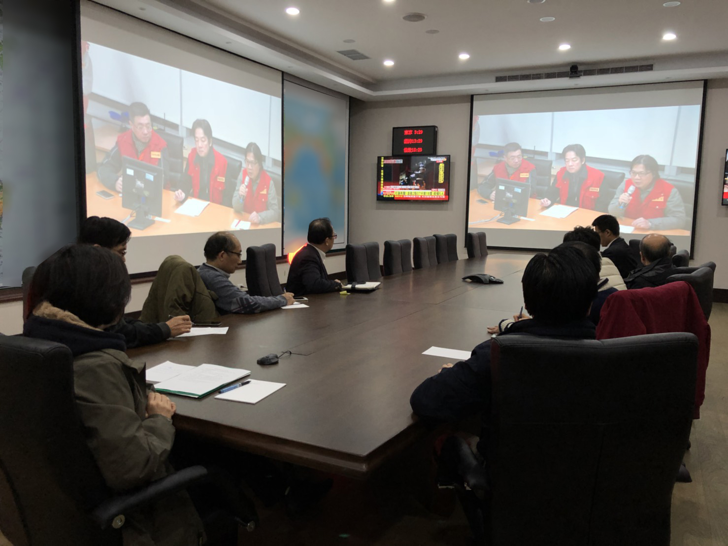 花蓮地區發生地震，總統蔡英文（左）指示國防部立即整備投入救災。（總統府提供）