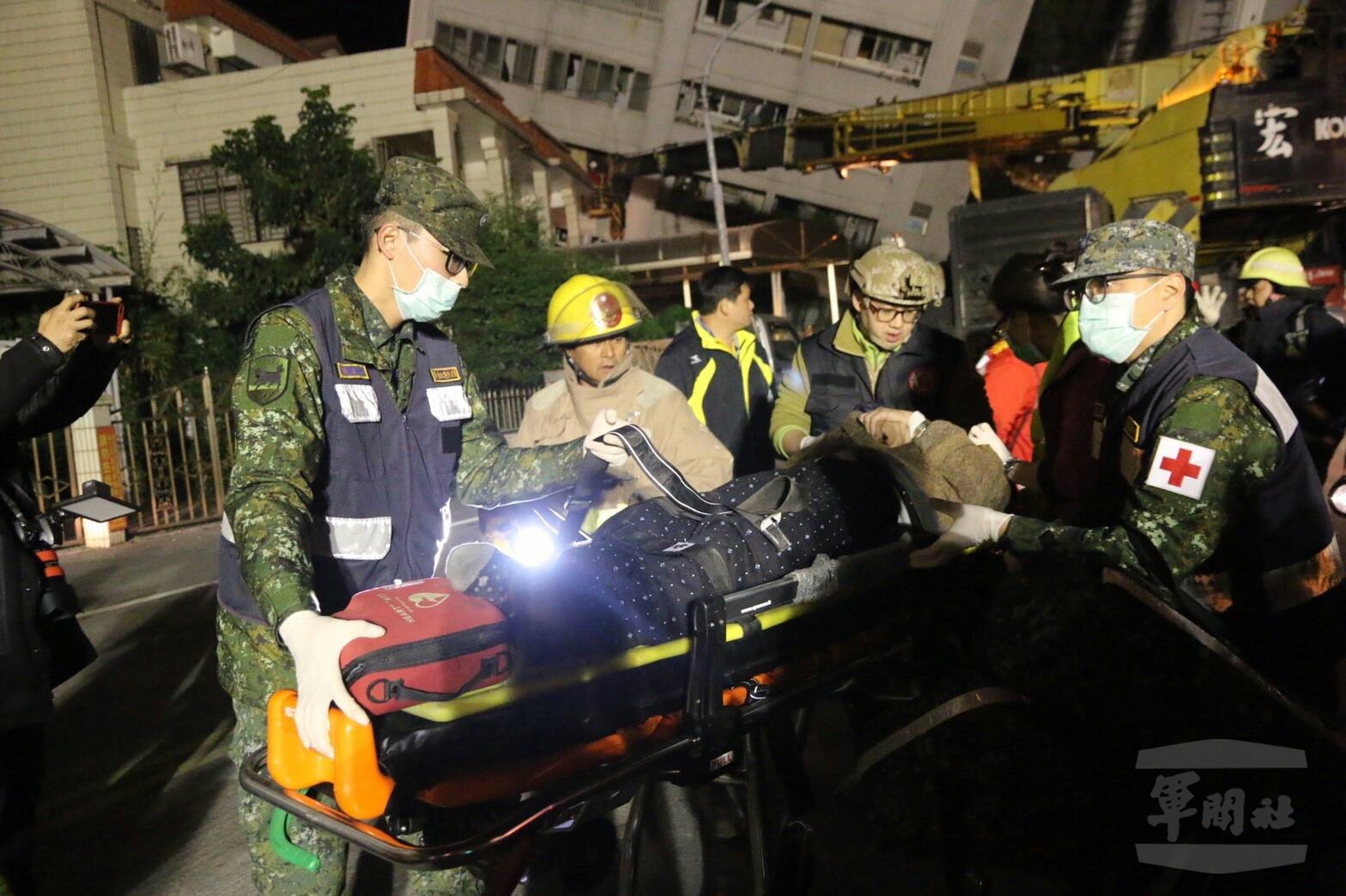 花防部指揮官賀政中將於在00:25抵達倒塌的統帥飯店現場，動員待命兵力即刻執行救援任務。