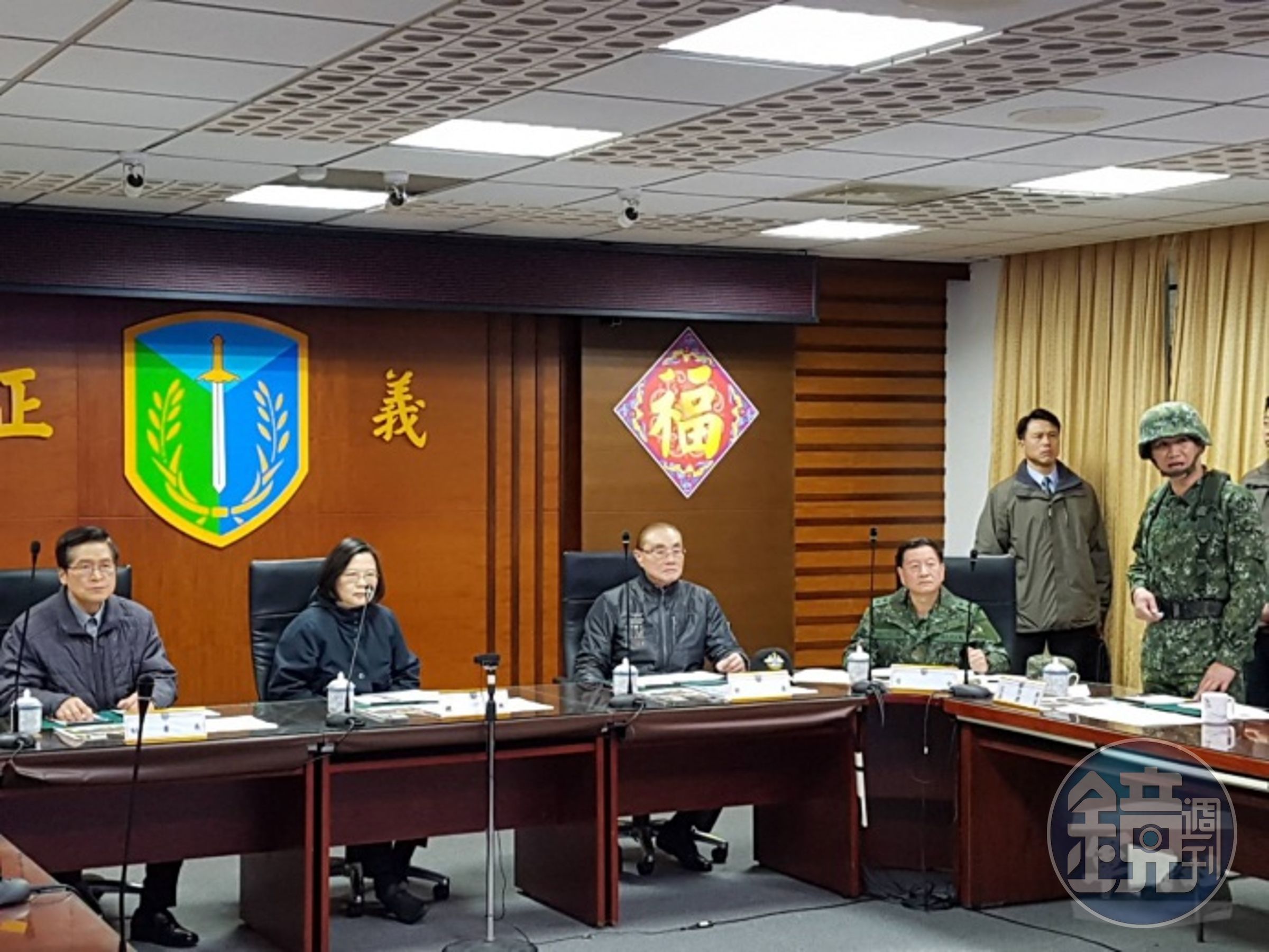 蔡英文總統7日清晨趕到國防部在花蓮成立的第二作戰區災害應變中心，聽取救災兵力派遣簡報。