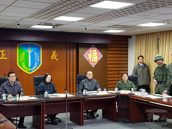 蔡英文總統7日清晨趕到國防部在花蓮成立的第二作戰區災害應變中心，聽取救災兵力派遣簡報。