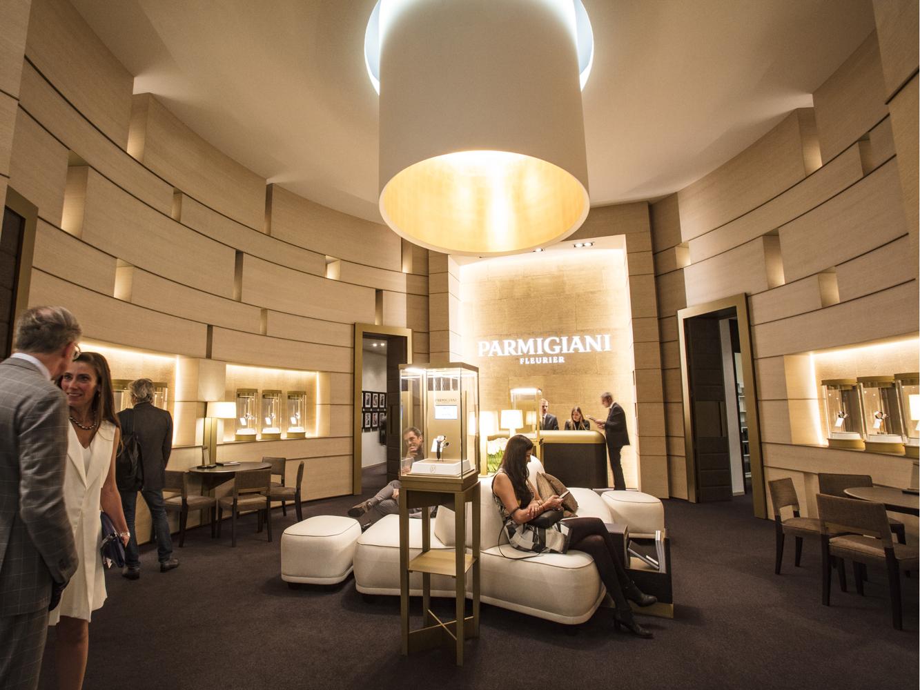 PARMIGIANI FLEURIER的SIHH展館設計高雅不花俏，代表了專注於鐘錶工藝的品牌精神。