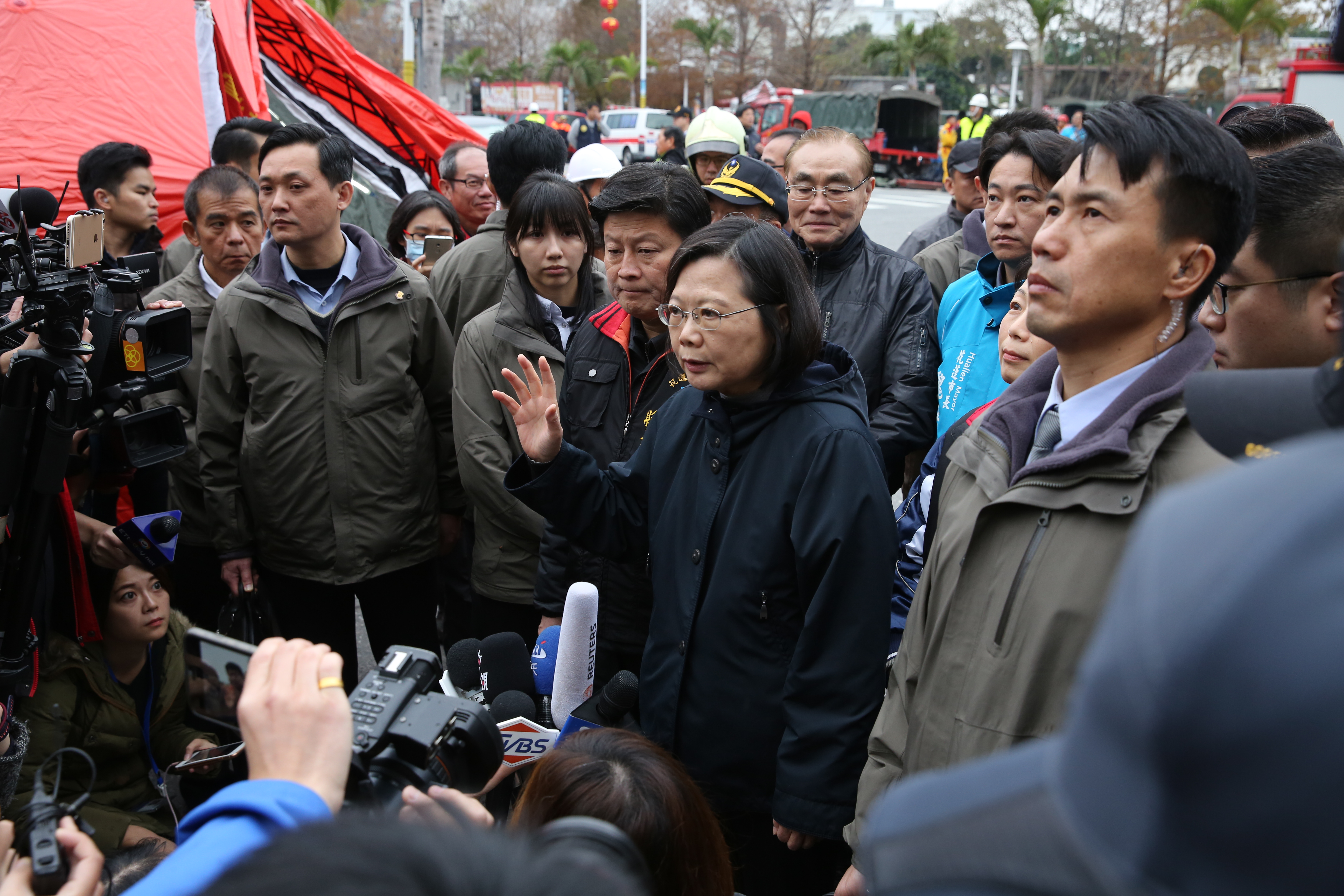 總統蔡英文今上午9時許到花蓮雲門翠堤大樓勘災，花蓮縣長傅崐萁向總統提出請求需大型機具救災人員才能深入救援。