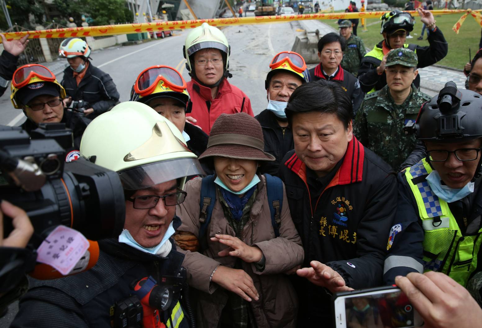 花蓮縣長傅崐萁與救難人員攙扶婦人，她意識清醒，看似沒有大礙。