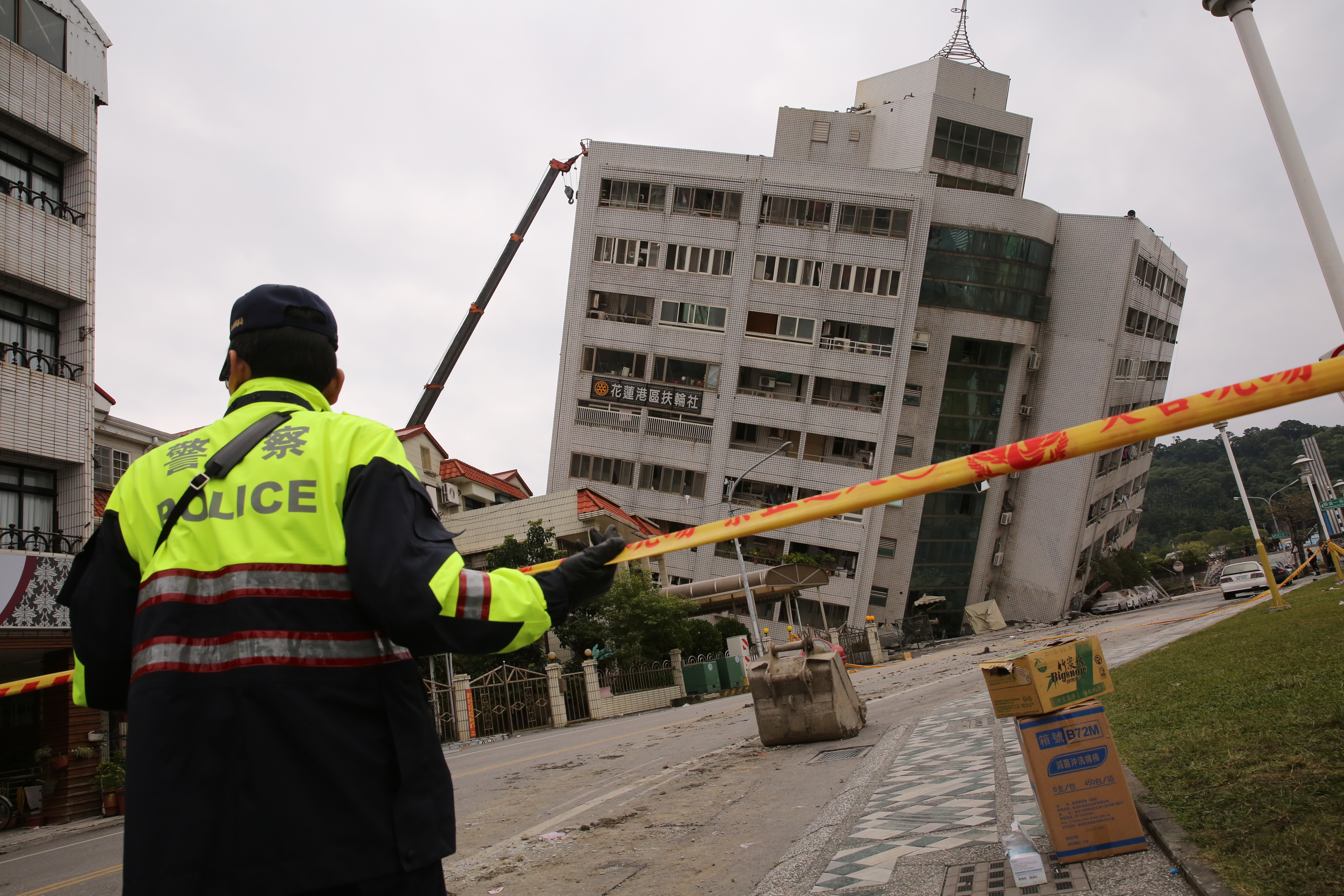 花蓮人共同的回憶阿官火鍋所在的雲門翠堤社區大樓也嚴重傾斜倒塌。