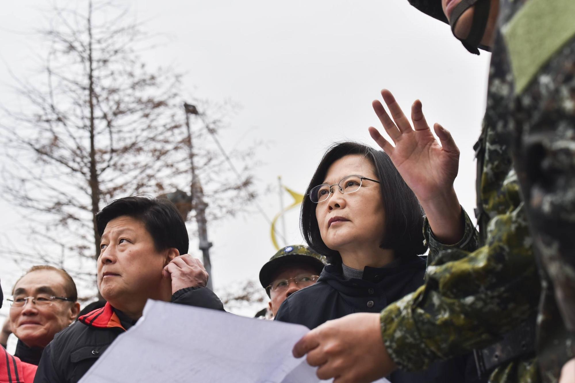 總統蔡英文今上午抵花蓮聽取簡報並前往第一線勘災。(翻攝總統蔡英文臉書)