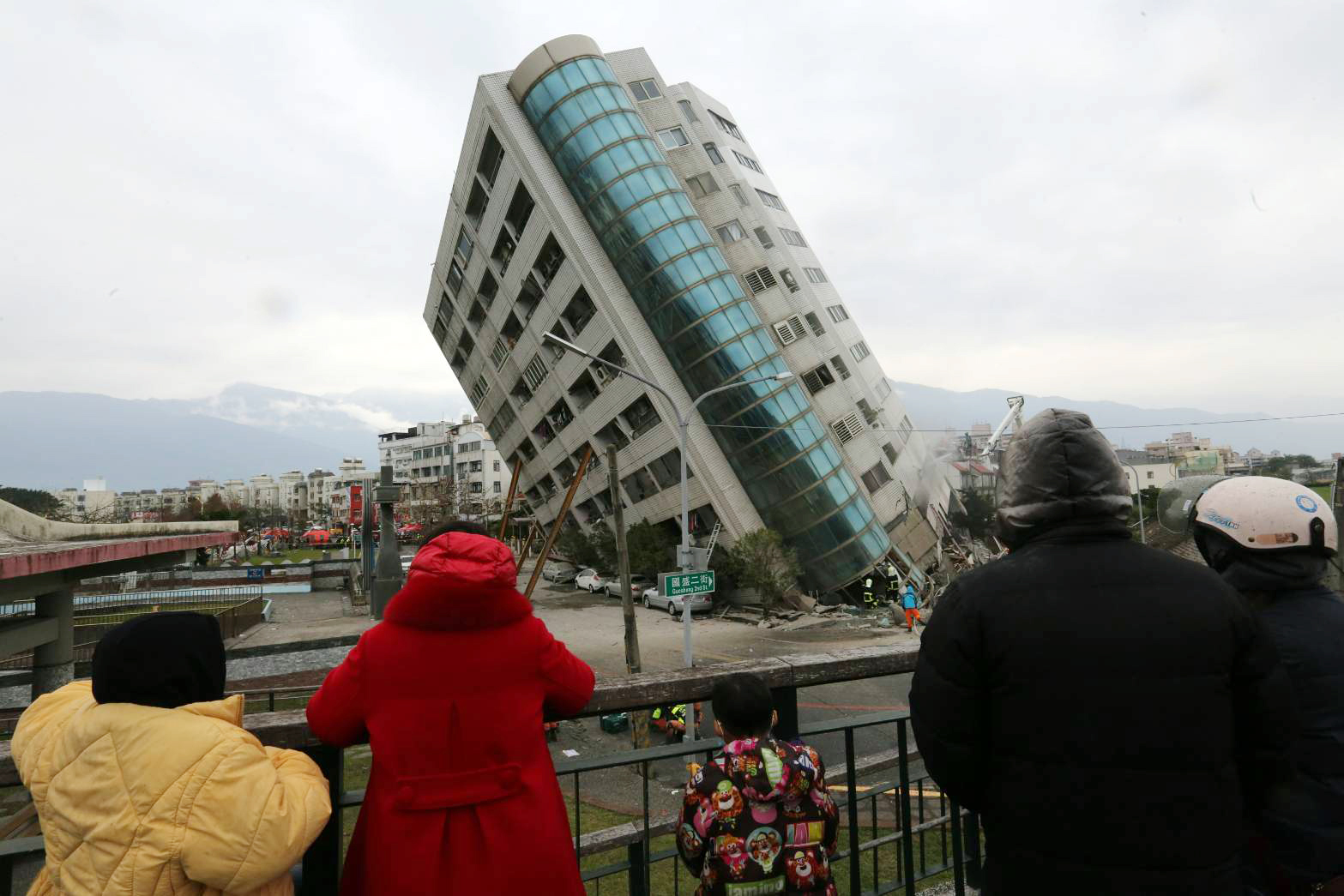 已投保住宅地震基本險的保戶，如果住宅發生嚴重受損，可以聯絡承保的產險公司處理。