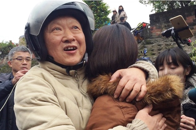 花蓮雲翠社區至今仍有144人失聯，幸運逃生的孫先生與女兒相擁而泣。