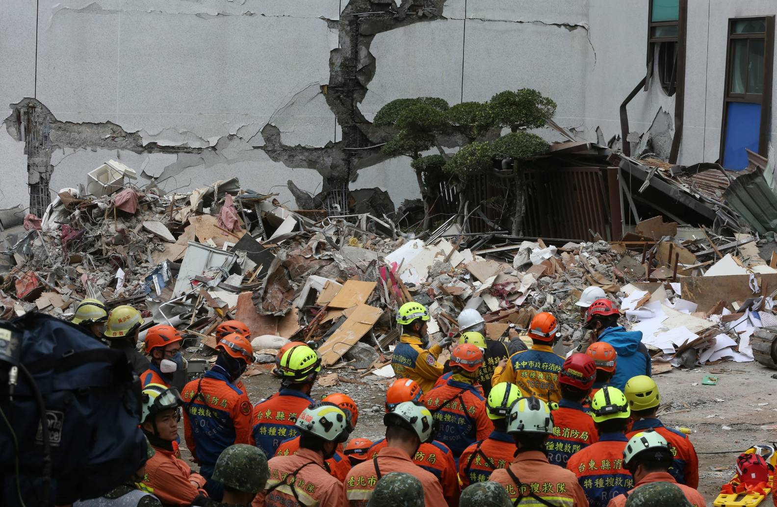 昨（6）日晚間的強震造成花蓮市區統帥飯店傾倒。