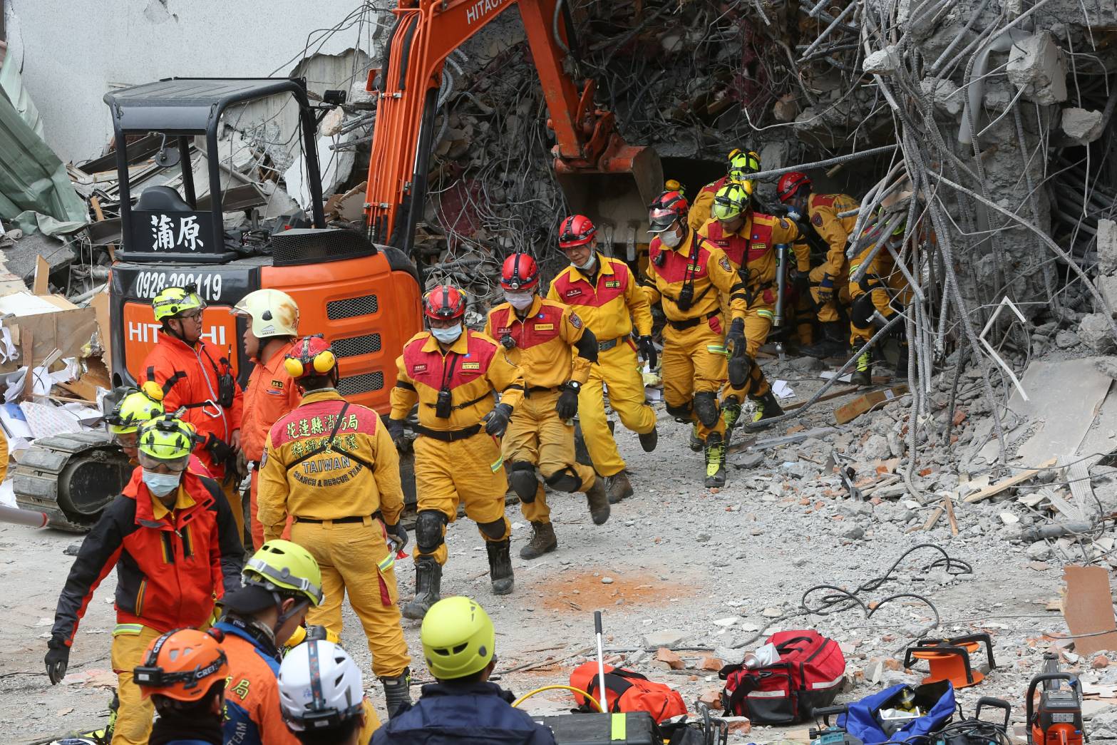 特種搜救隊員把握24小時黃金救援時間，深入受災地點。