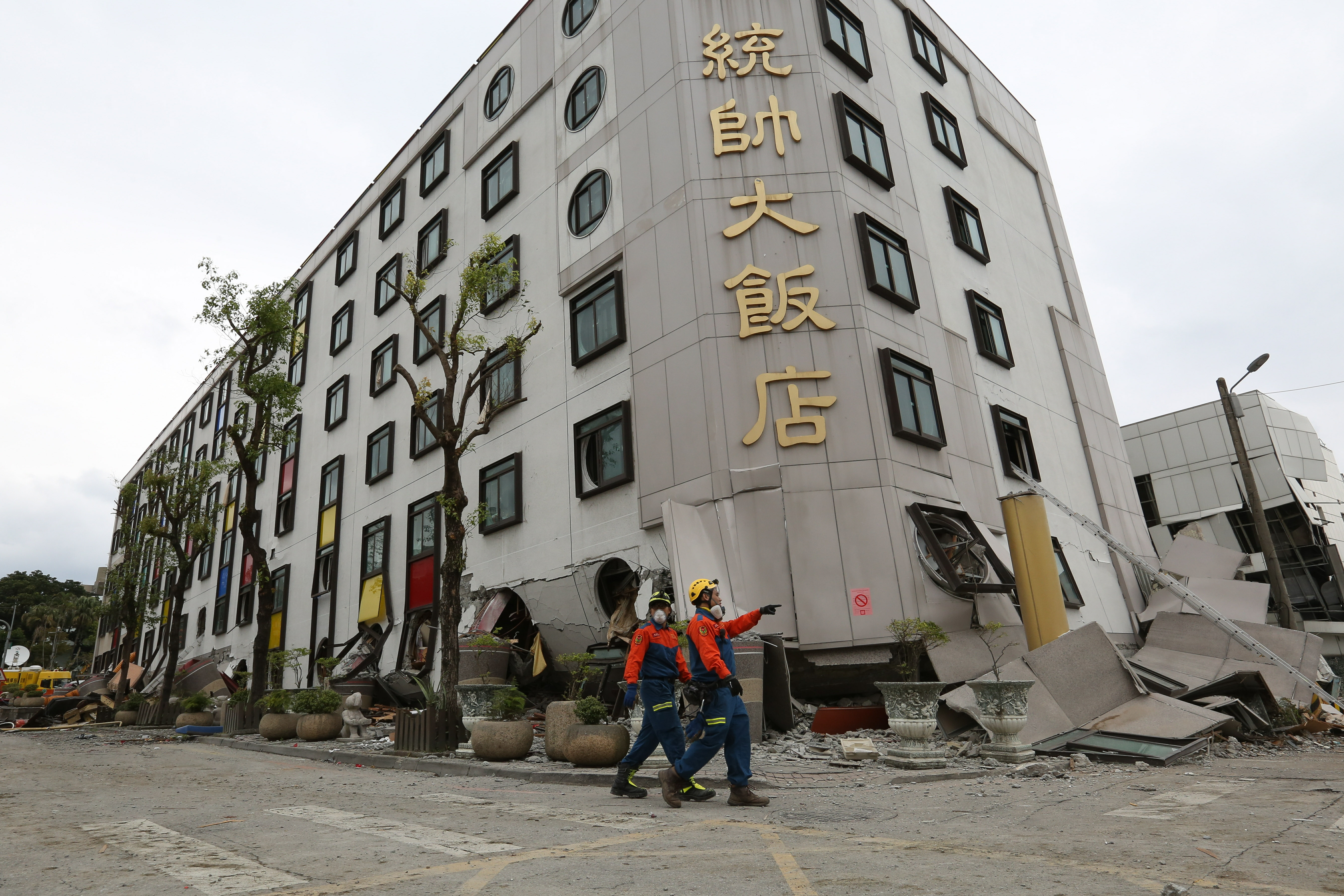 搜救人員趕到現場時，統帥大飯店嚴重倒塌傾斜。