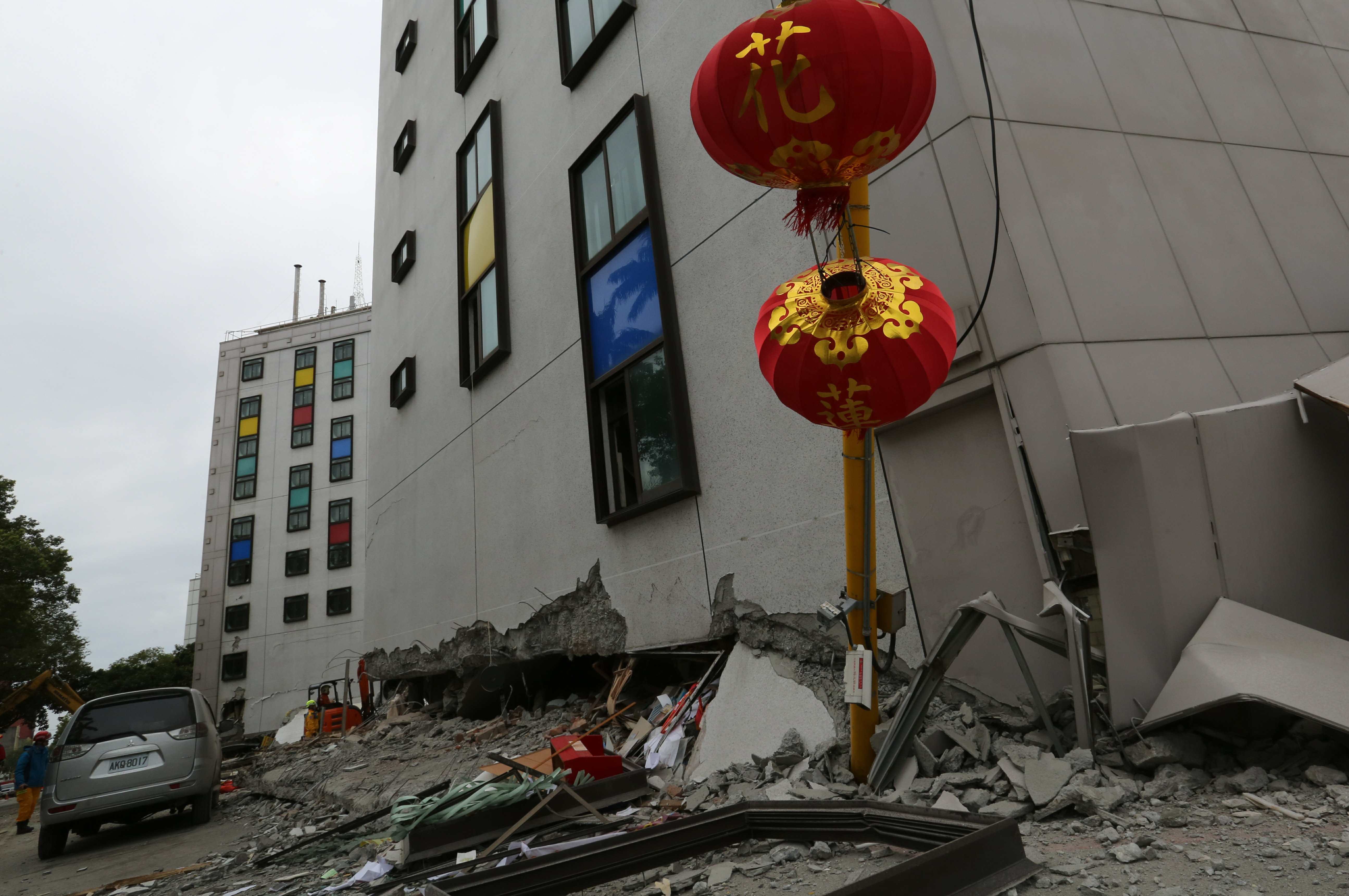 受地震影響，統帥大飯店二樓變成一樓。