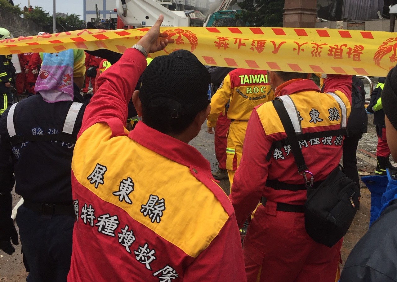 強震發生後，屏東救難人員立即犧牲睡眠組兩梯次前往救援。（屏東縣消防局提供）