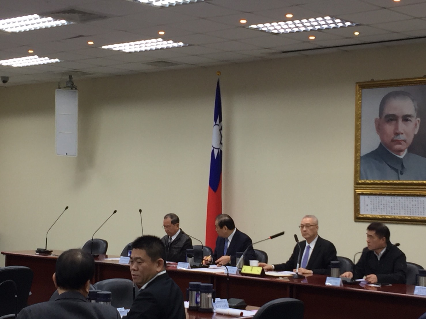 國民黨主席吳敦義今捐出1個月卸任副總統禮遇金約20萬元，也號召所有黨公職一起捐款，協助賑災。