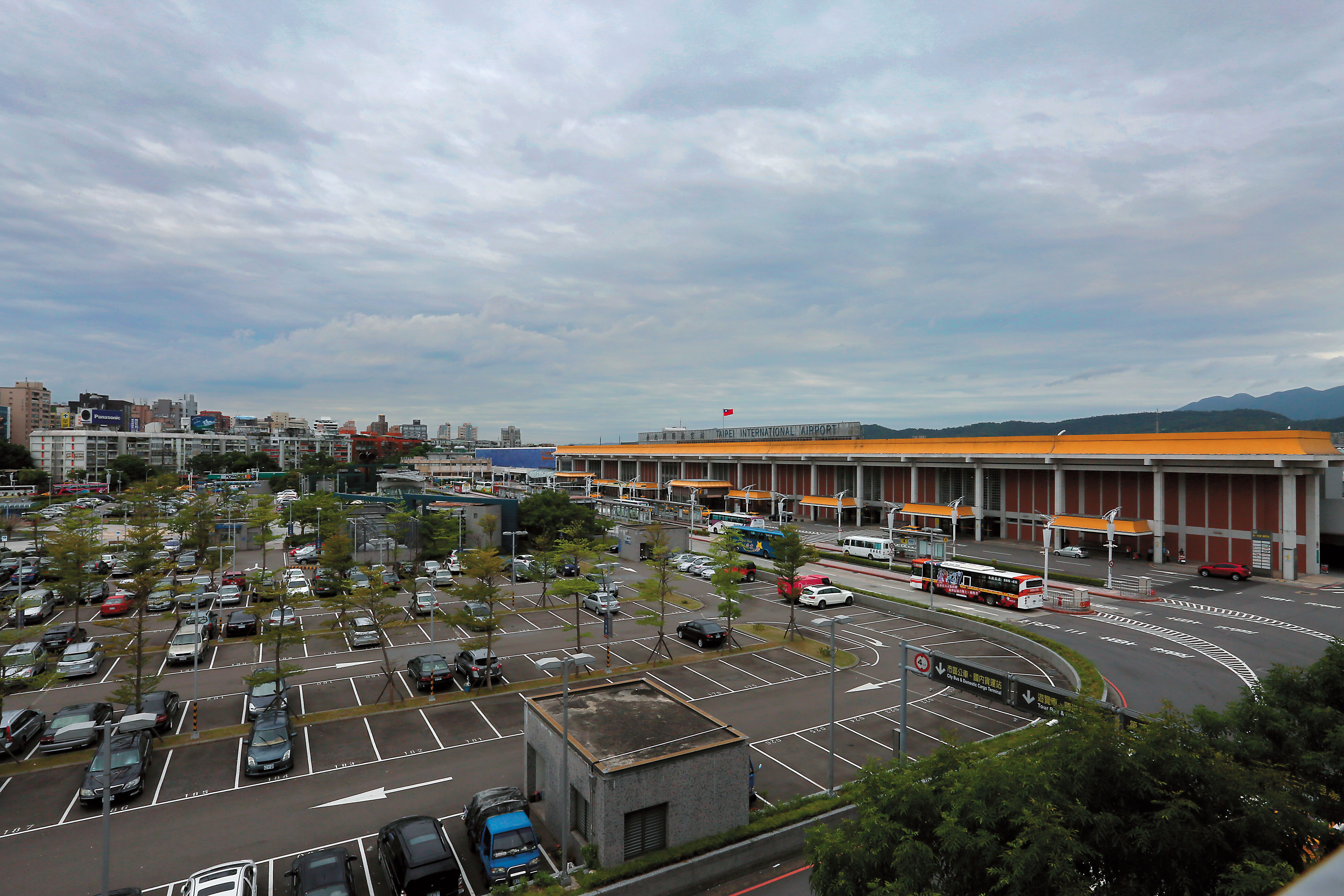 開車到機場周邊停車，費用不低，一天數百元跑不掉，也是出國旅遊的一筆費用。