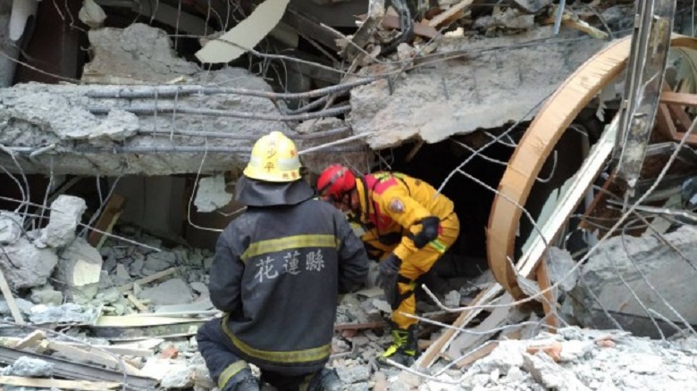 台中搜救隊進入統帥飯店，由4樓向下做破壞作業。（消防局提供）