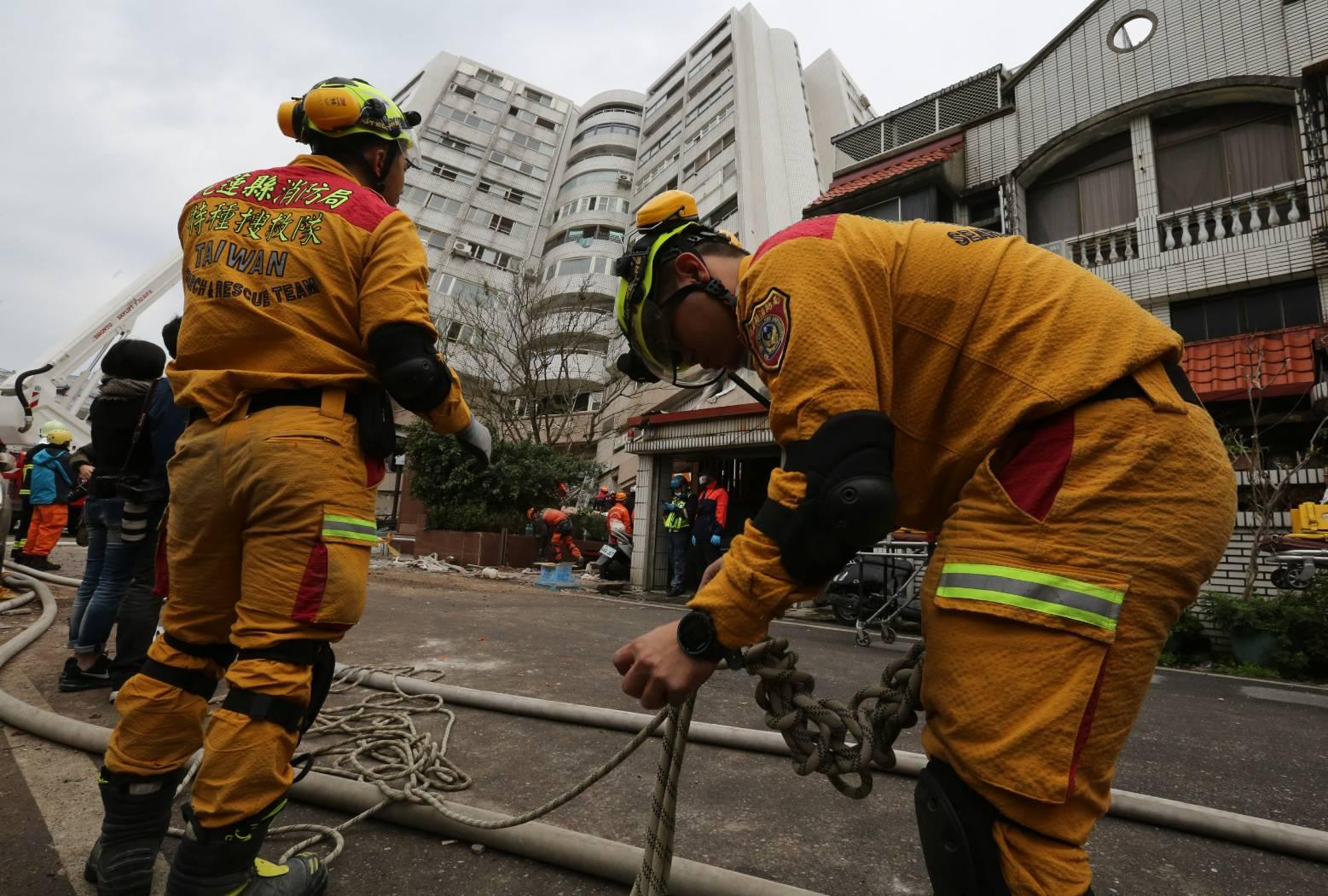 包括中華電信、台灣大、遠傳以及台灣之星,都提供減免月租費以及物資送愛花蓮的活動。
