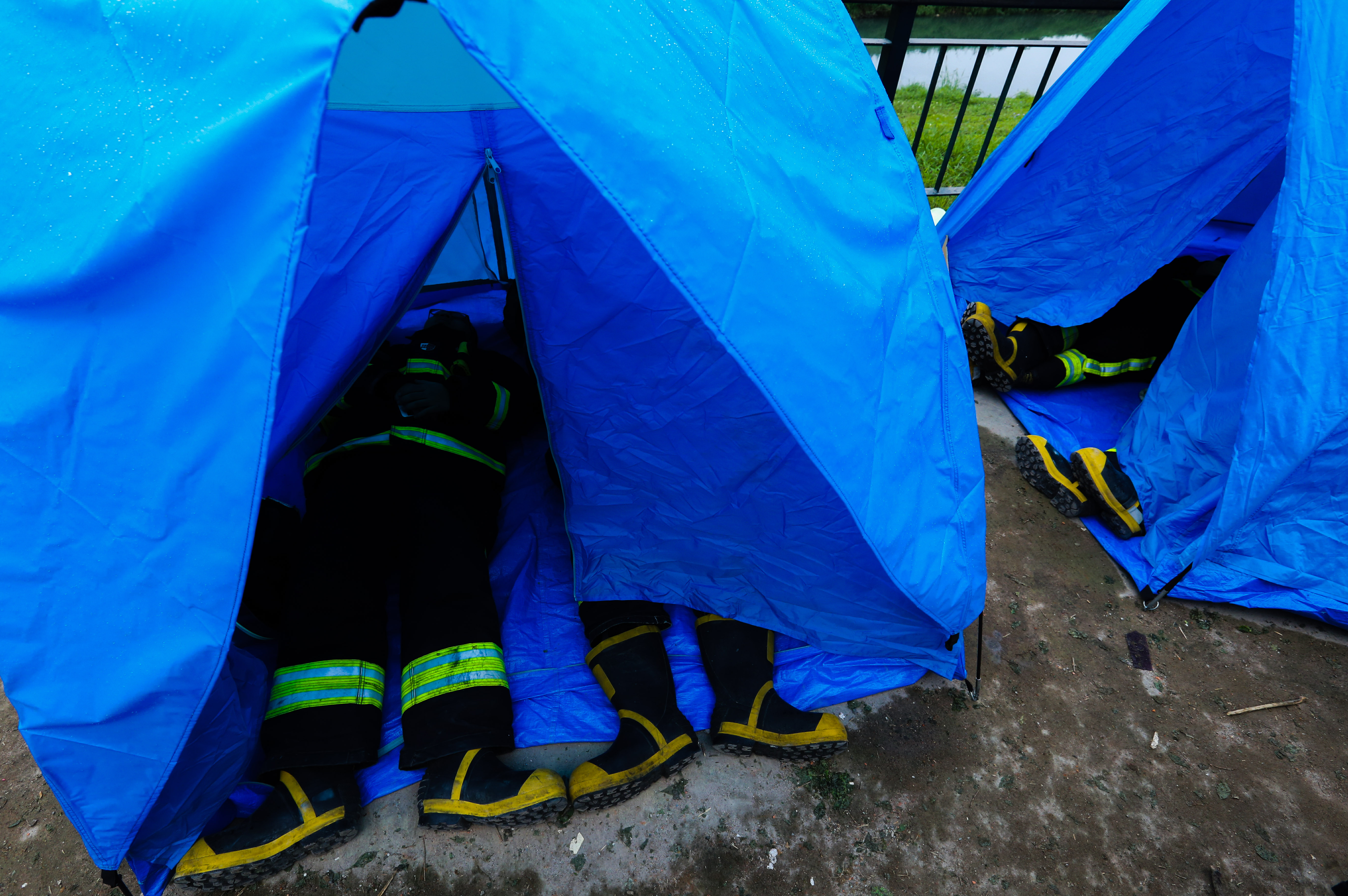 人員沒日沒夜救援，只能睡在帳篷，令人看了鼻酸。