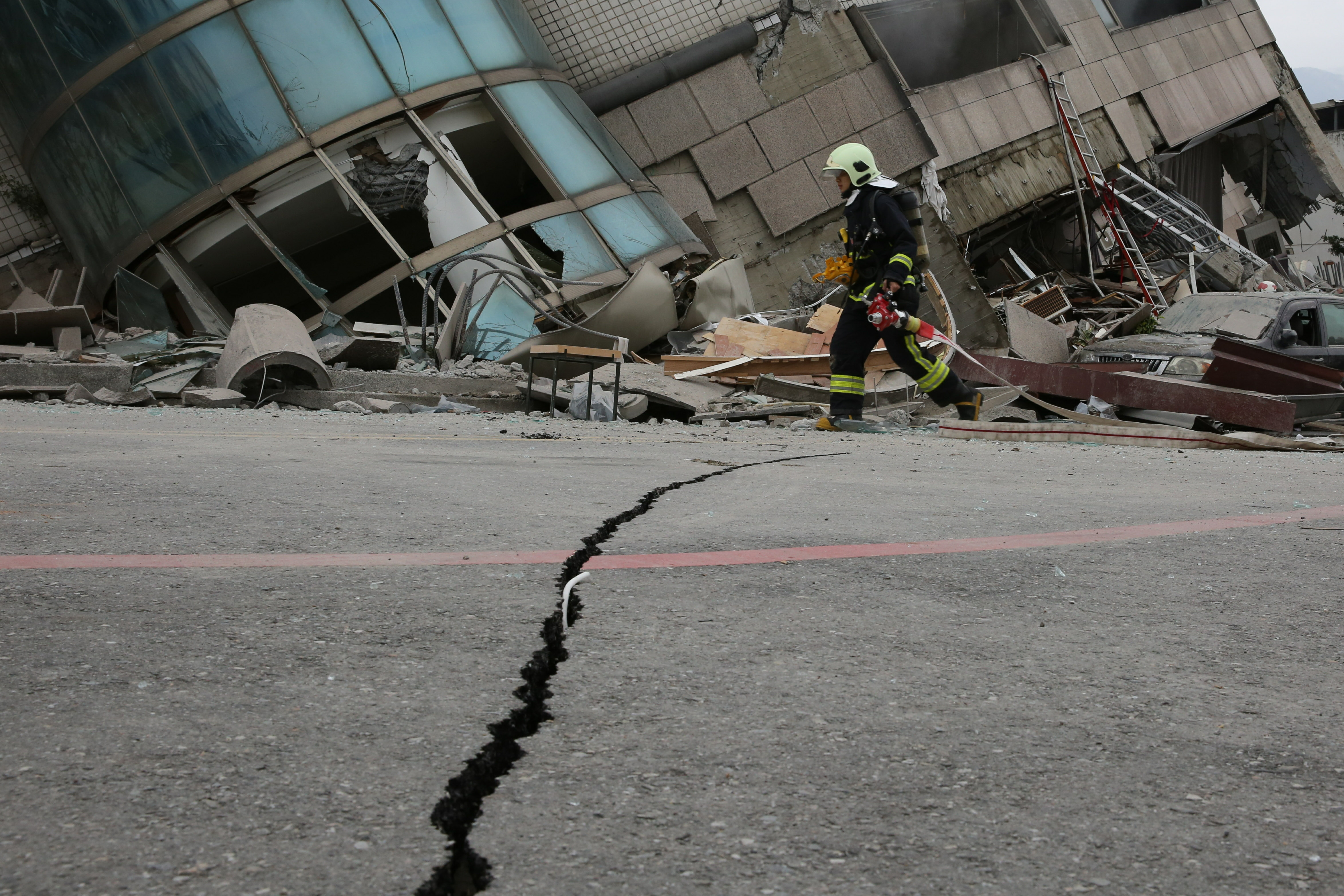 雲門翠堤社區大樓附近馬路被震出大裂縫。