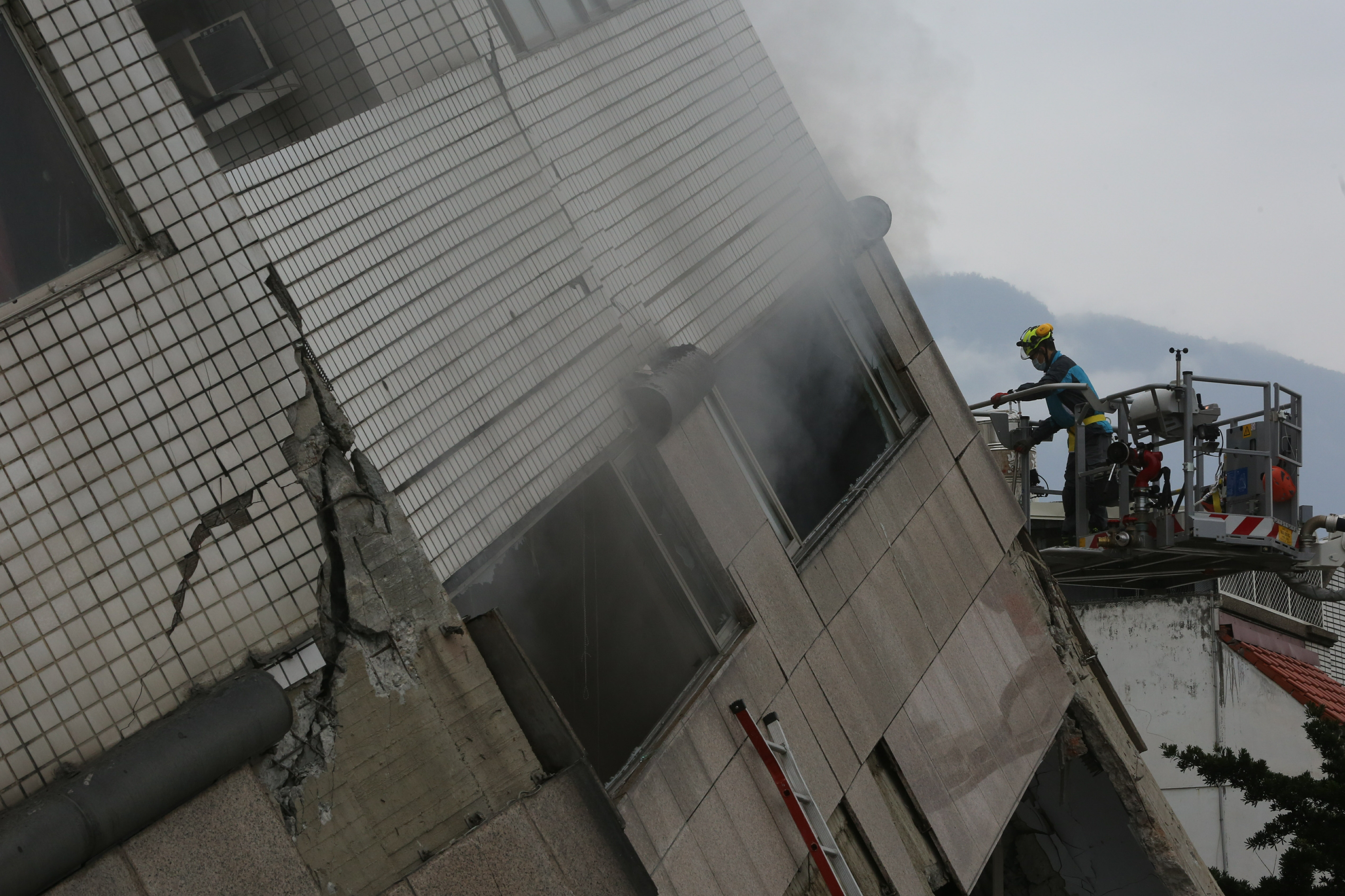 雲門翠堤社區大樓嚴重傾斜倒塌，上百住戶失聯受困。