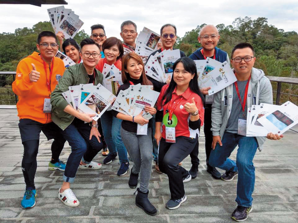 佩甄開心上學去，參加台大EMBA新生訓練，拚到腰痠背痛。（翻攝佩甄臉書）