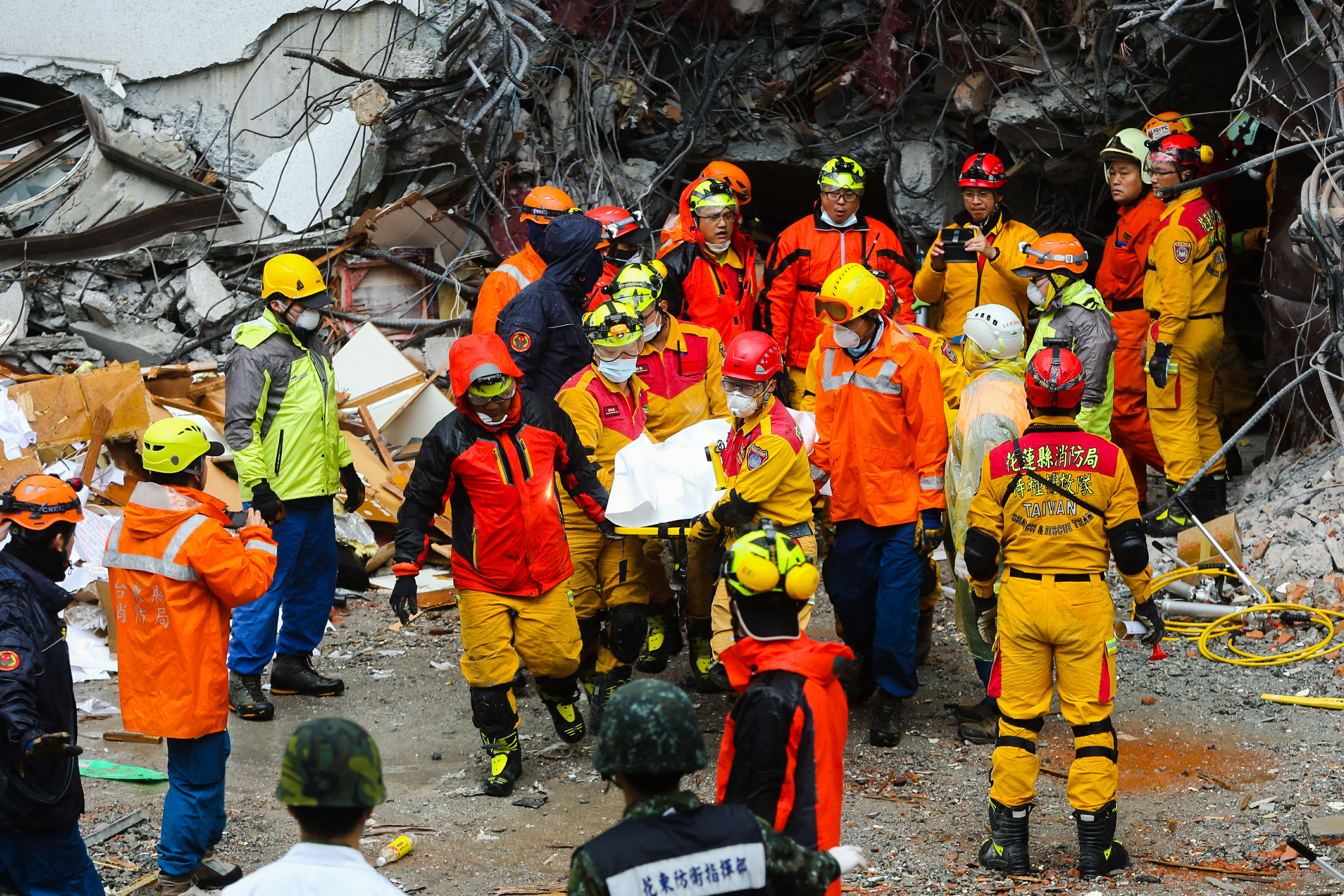 地震發生後，消防、醫護人員徹夜未眠，投入救災工作。