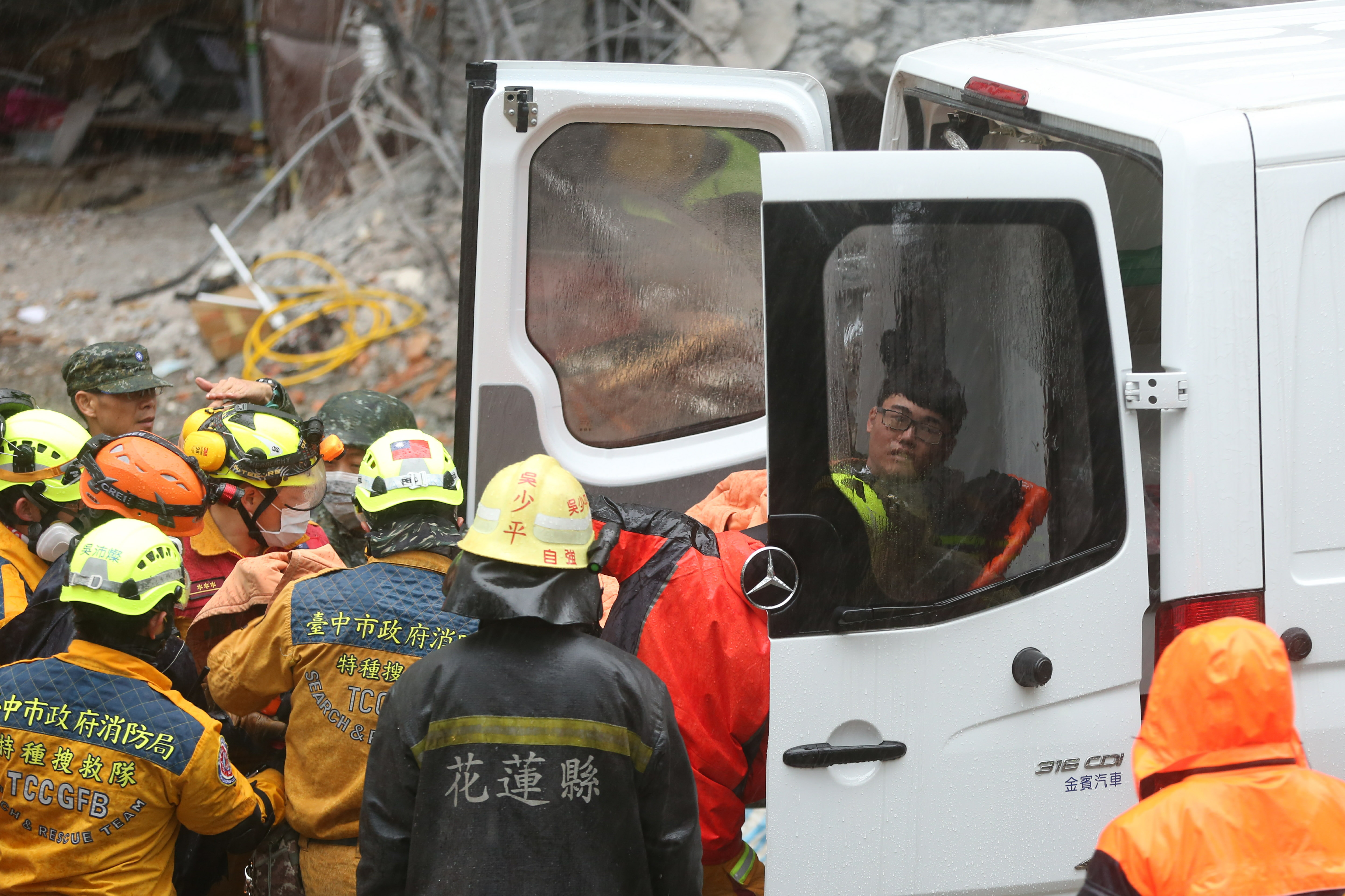 失聯員工梁書瑋生命跡象穩定，能自行走上救護車。