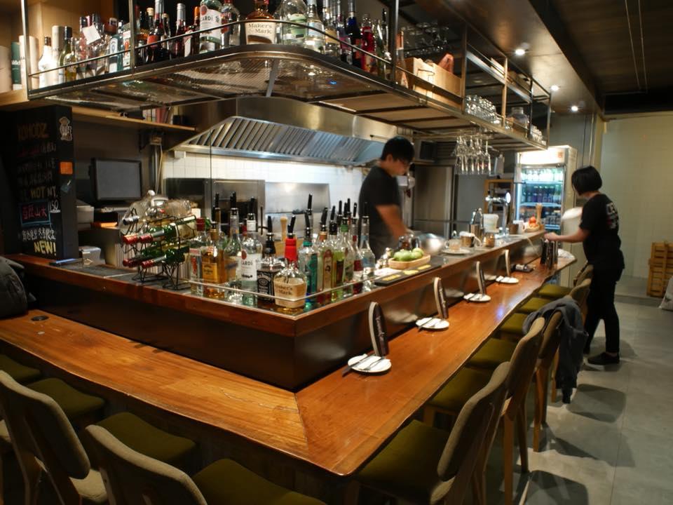 張震嶽花蓮市博愛街開設小酒館「Komod'z 谷慕滋」,餐廳內的玻璃器皿震破。(翻攝自張震嶽臉書)