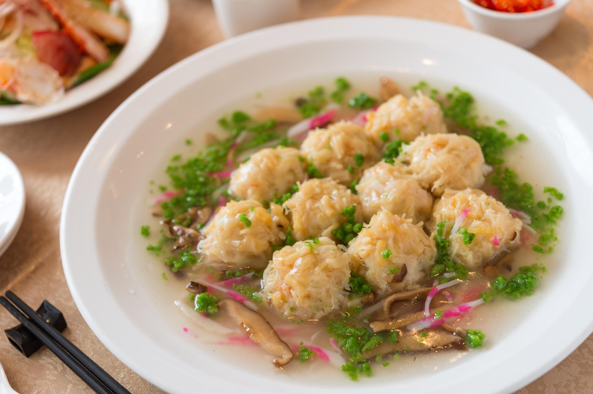 「干貝海鮮丸」的菠菜蛋酥極費工，炸完要用流水去油，再冰鎮出蜂窩質地，吸飽湯汁鮮美。（680元／份）