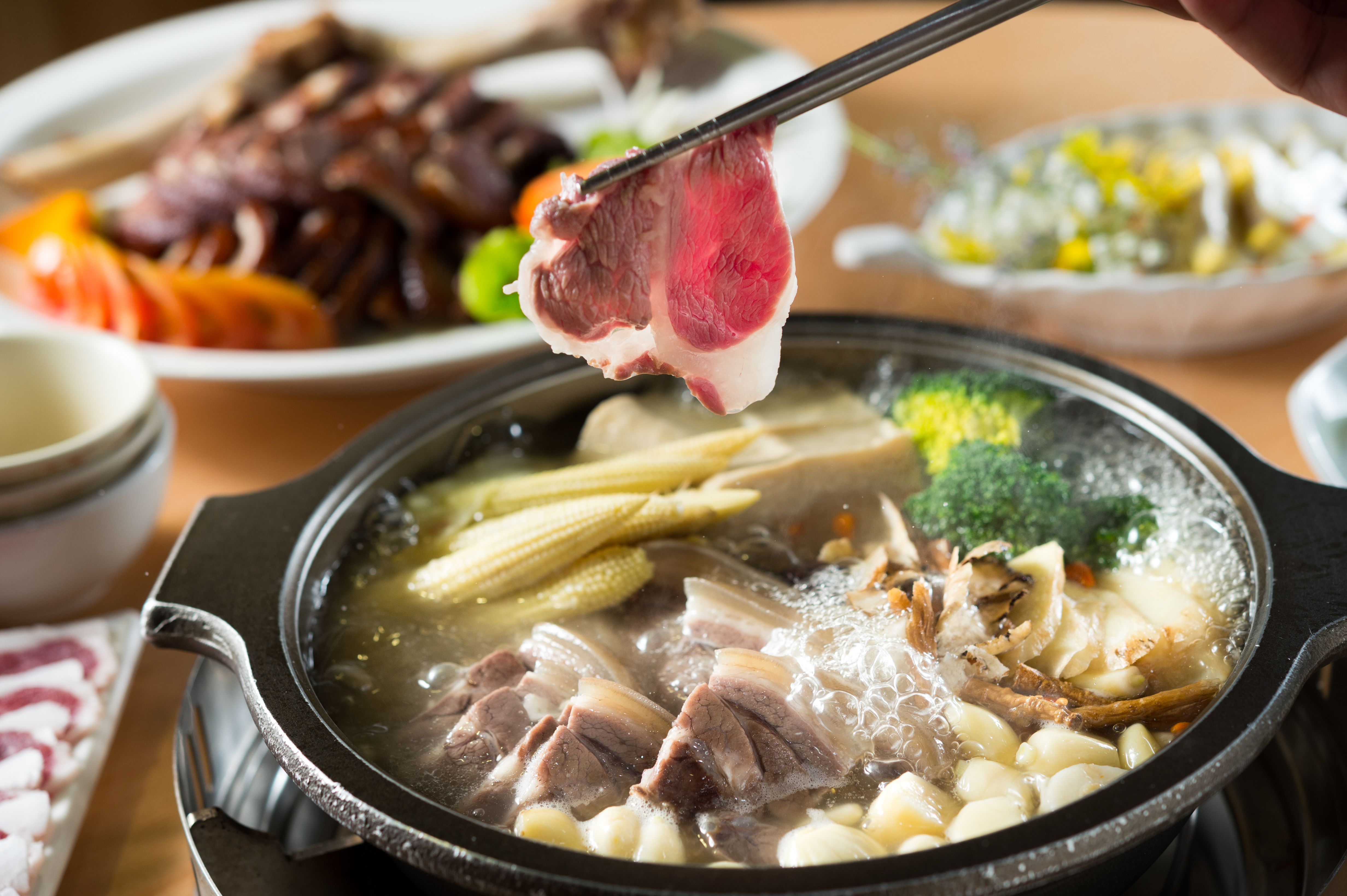 「蒜頭羊肉爐」湯底裡有當歸、黃耆、川芎、枸杞、黨參、黑棗等藥材，補氣又暖身。（鍋底與手切涮肉片皆為700／份）