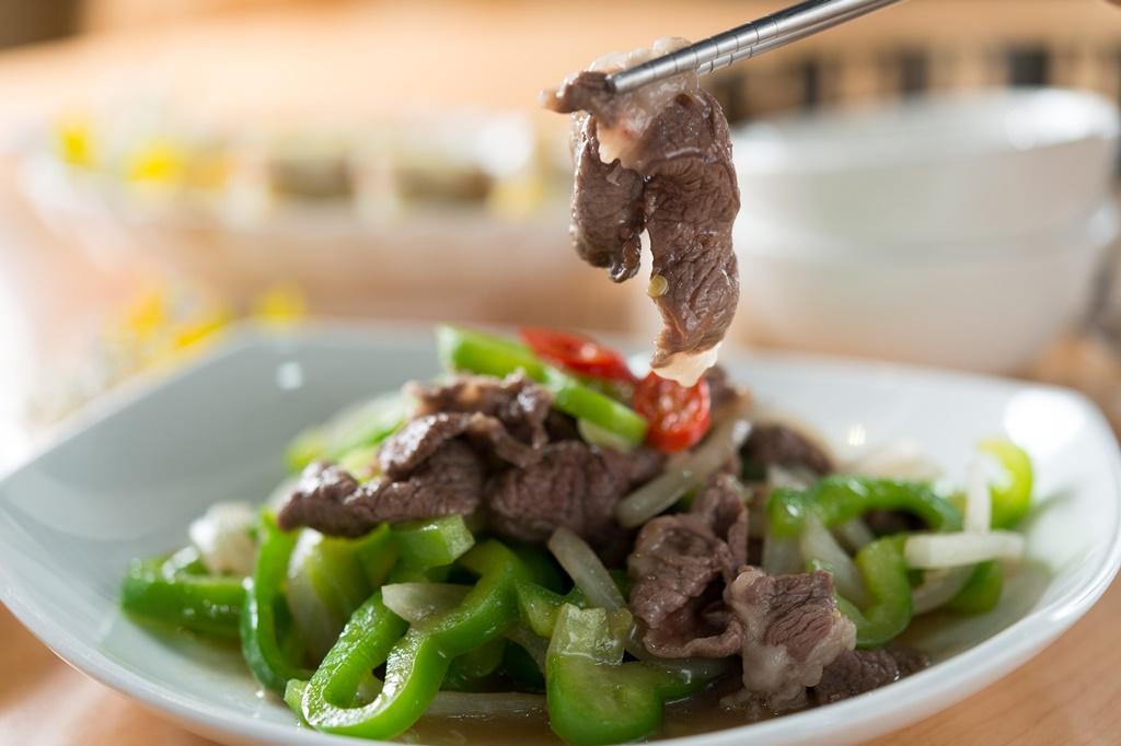 「青椒羊肉」選用腿仁部位，與解毒護肝的青椒、改善呼吸道問題的洋蔥同炒。（250元／份）